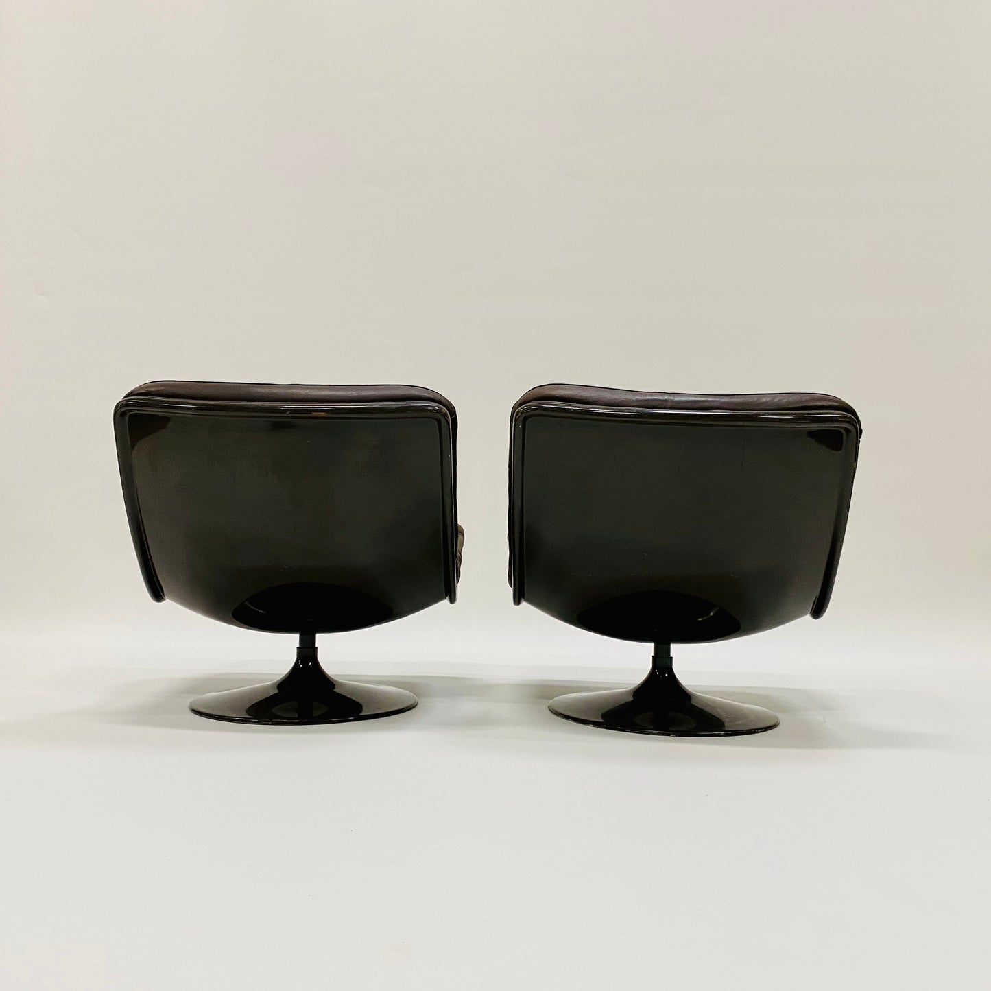 BROWN LEATHER EASY CHAIRS F978 BY GEOFFREY HARCOURT FOR ARTIFORT, NETHERLANDS 1960S www.foundicons.nl