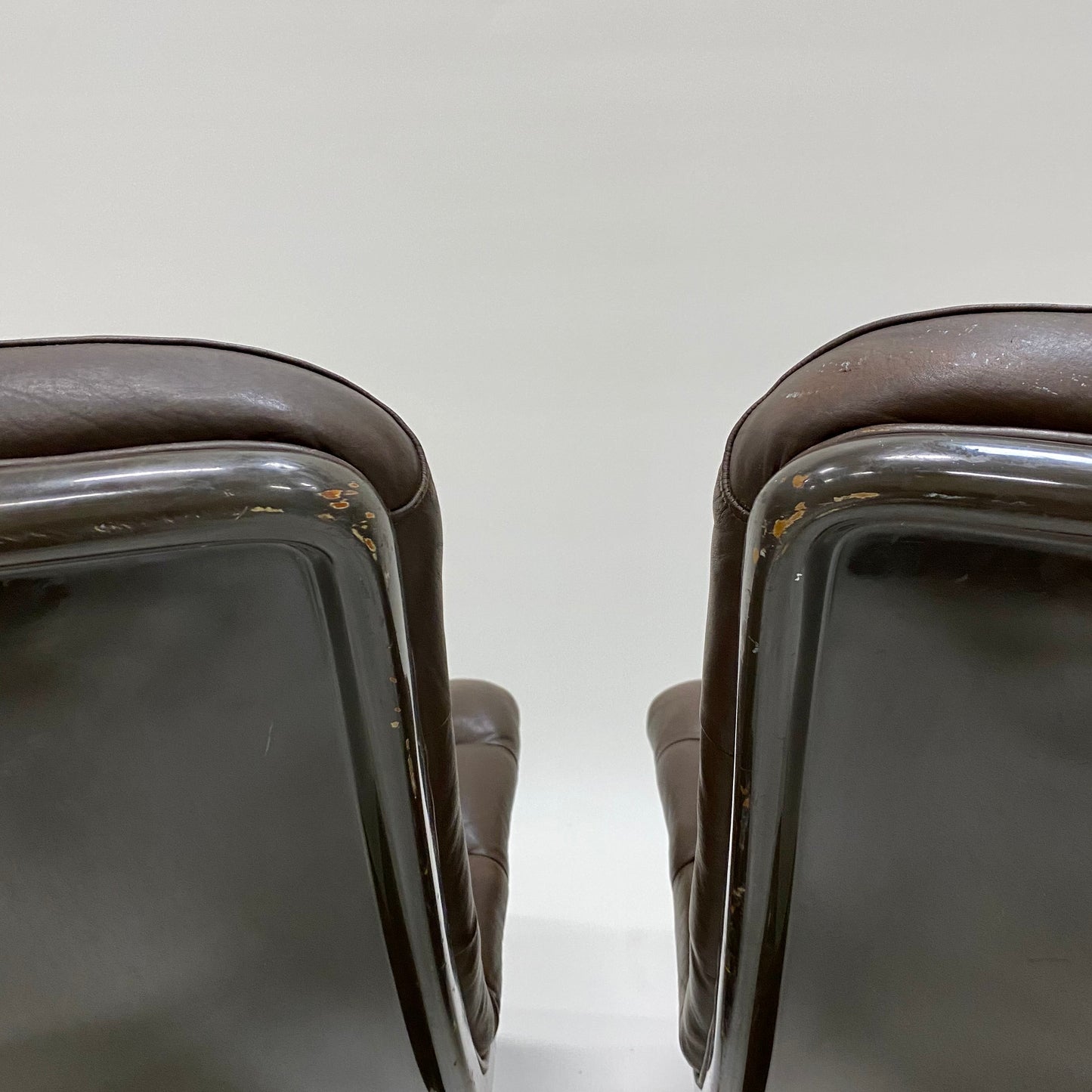 BROWN LEATHER EASY CHAIRS F978 BY GEOFFREY HARCOURT FOR ARTIFORT, NETHERLANDS 1960S www.foundicons.nl
