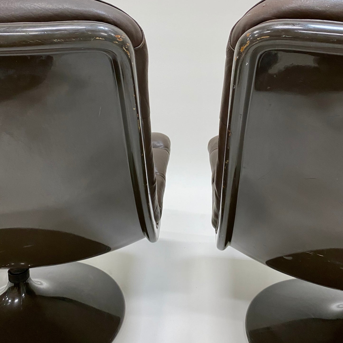 BROWN LEATHER EASY CHAIRS F978 BY GEOFFREY HARCOURT FOR ARTIFORT, NETHERLANDS 1960S www.foundicons.nl
