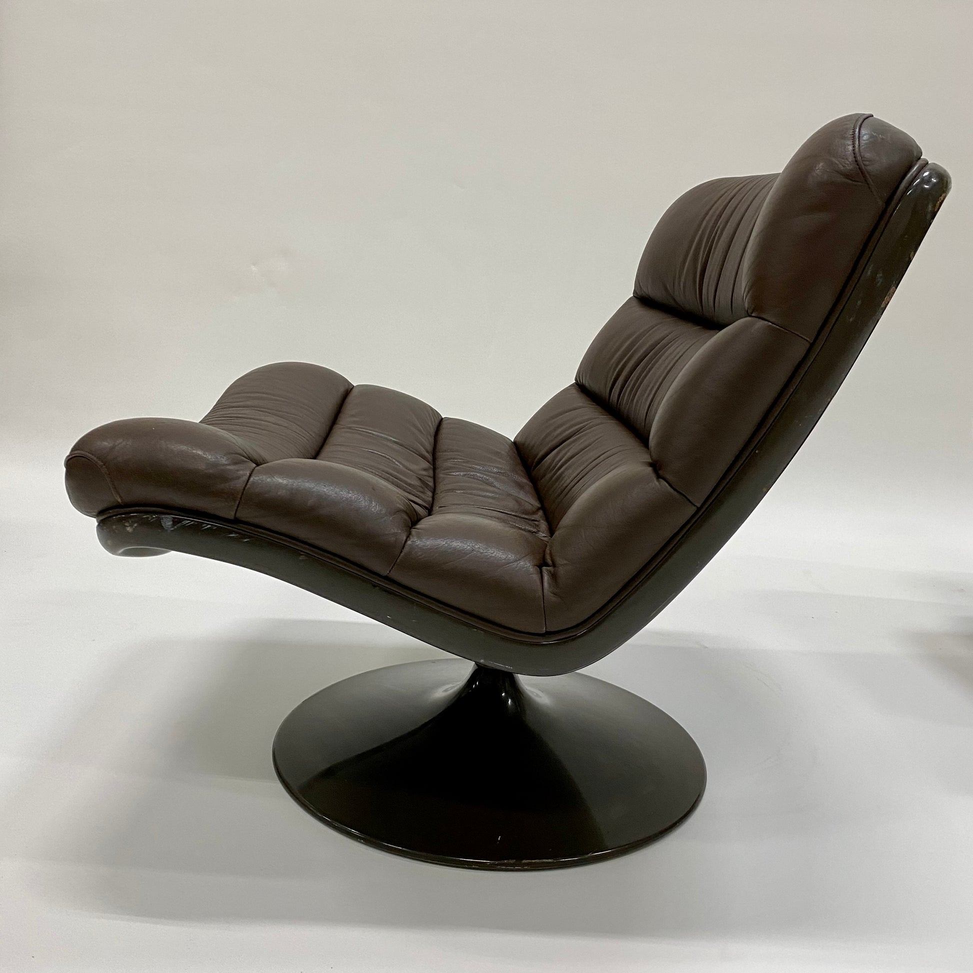 BROWN LEATHER EASY CHAIRS F978 BY GEOFFREY HARCOURT FOR ARTIFORT, NETHERLANDS 1960S www.foundicons.nl