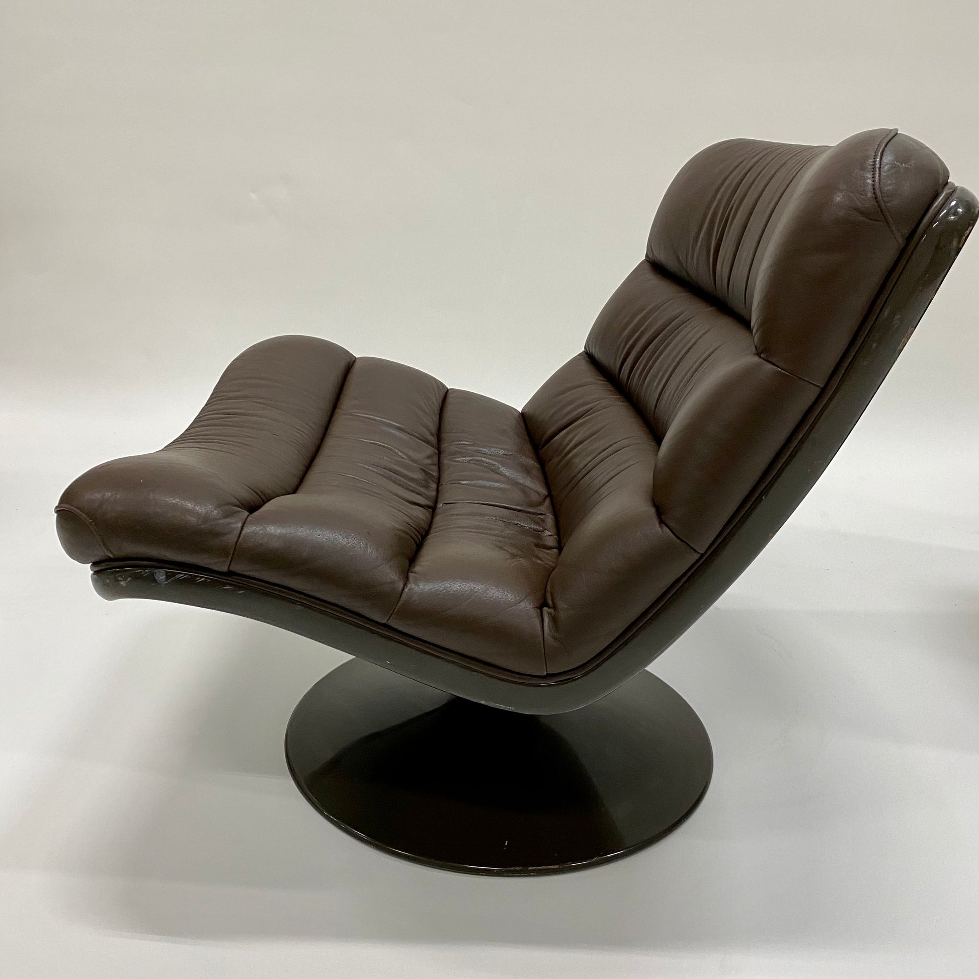 BROWN LEATHER EASY CHAIRS F978 BY GEOFFREY HARCOURT FOR ARTIFORT, NETHERLANDS 1960S www.foundicons.nl