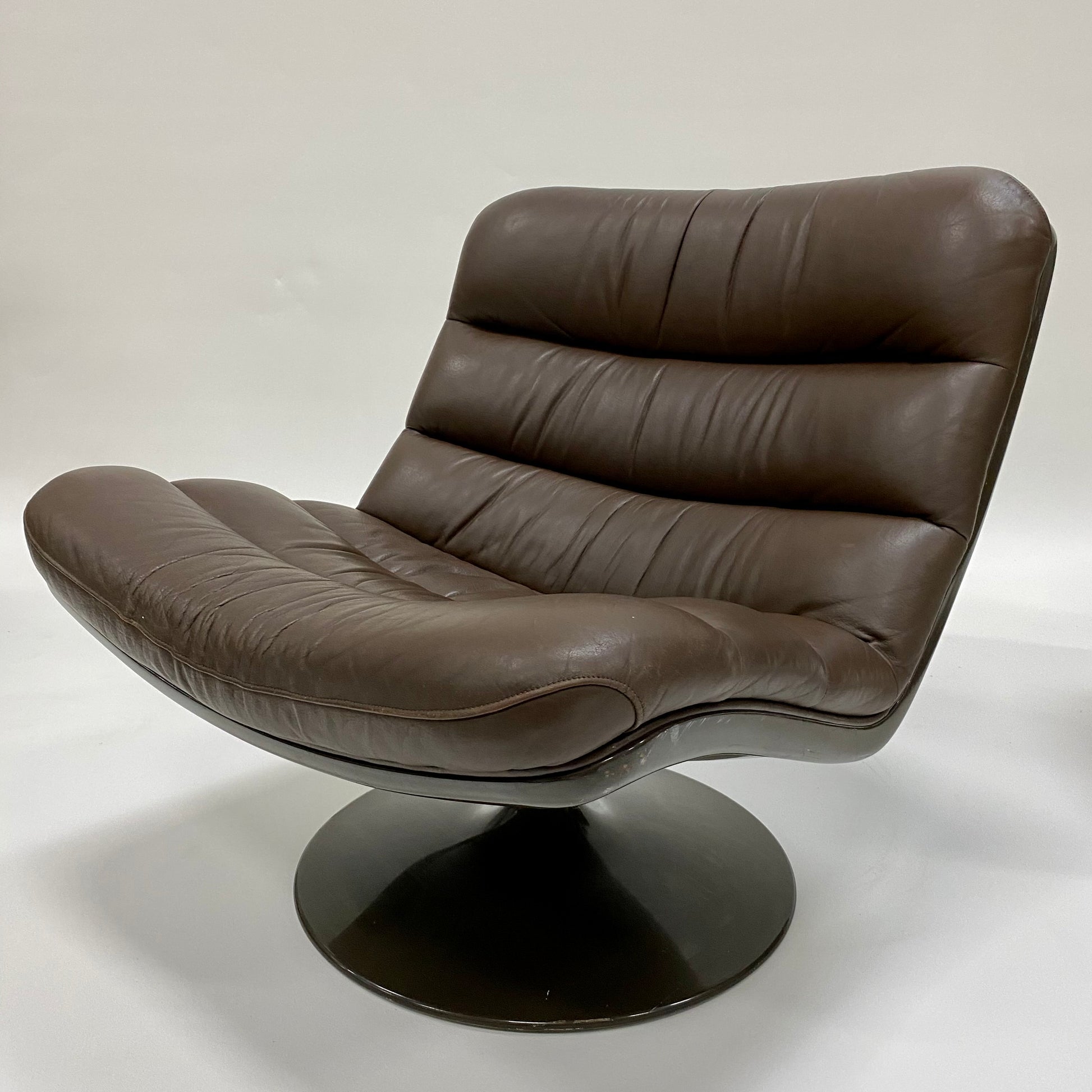 BROWN LEATHER EASY CHAIRS F978 BY GEOFFREY HARCOURT FOR ARTIFORT, NETHERLANDS 1960S www.foundicons.nl