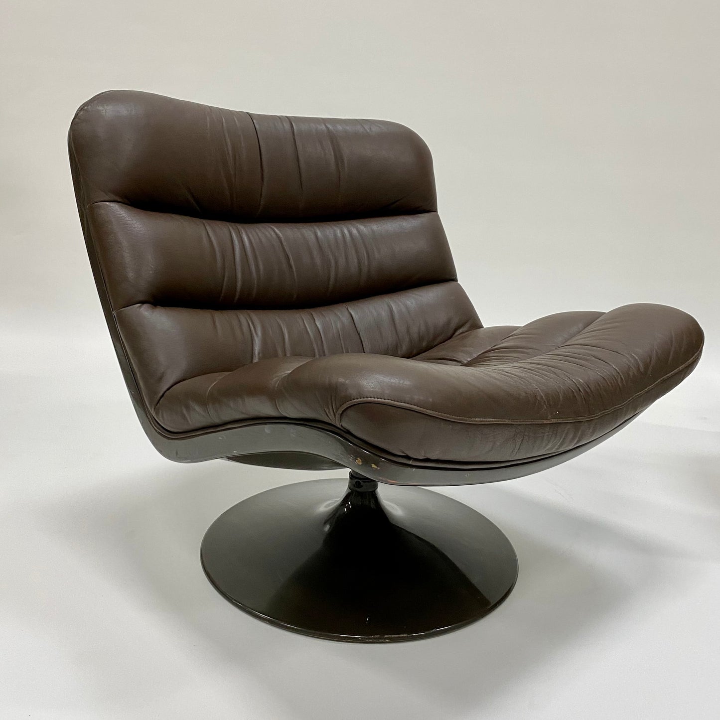 BROWN LEATHER EASY CHAIRS F978 BY GEOFFREY HARCOURT FOR ARTIFORT, NETHERLANDS 1960S www.foundicons.nl