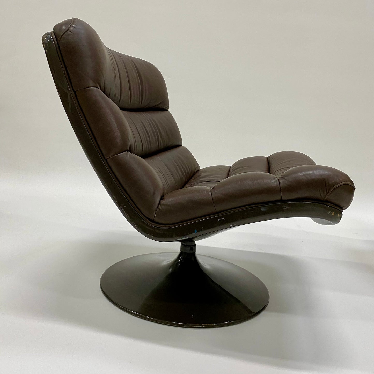 BROWN LEATHER EASY CHAIRS F978 BY GEOFFREY HARCOURT FOR ARTIFORT, NETHERLANDS 1960S www.foundicons.nl
