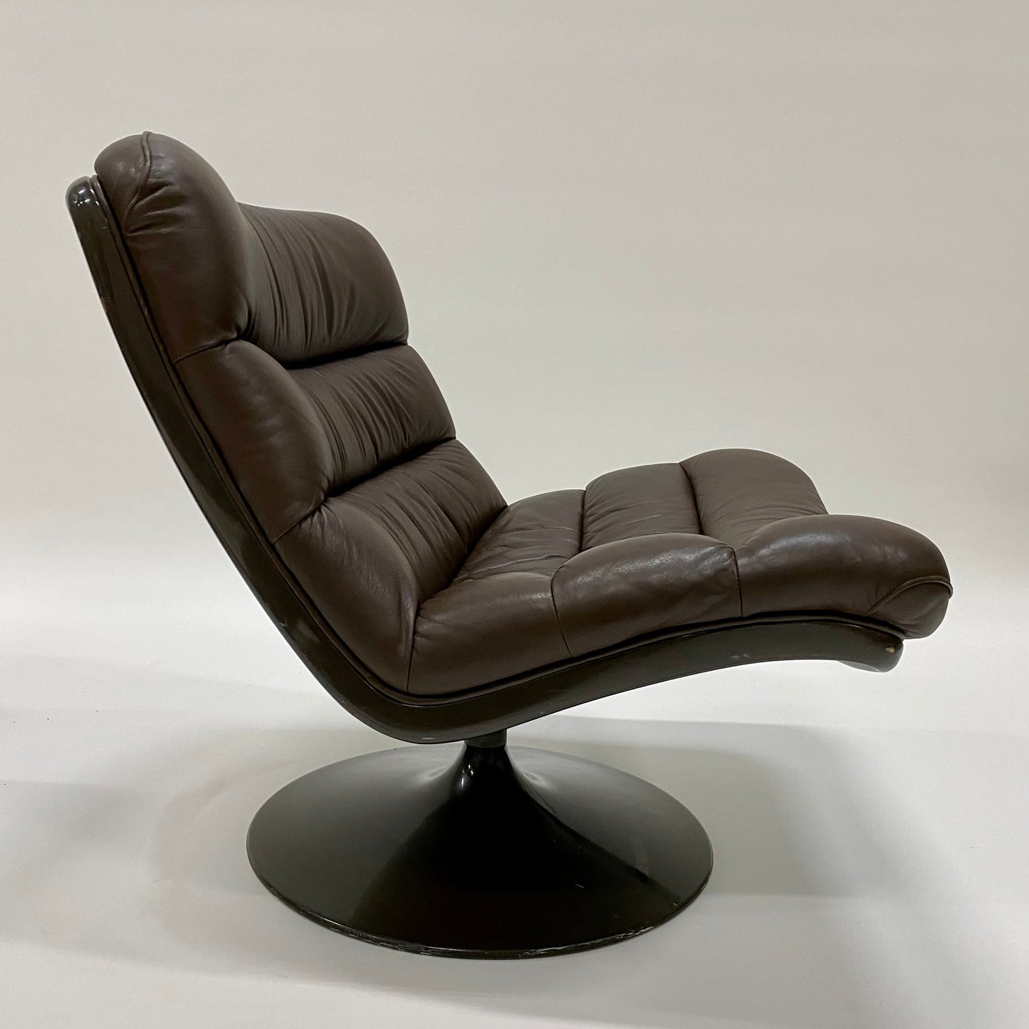 BROWN LEATHER EASY CHAIRS F978 BY GEOFFREY HARCOURT FOR ARTIFORT, NETHERLANDS 1960S www.foundicons.nl