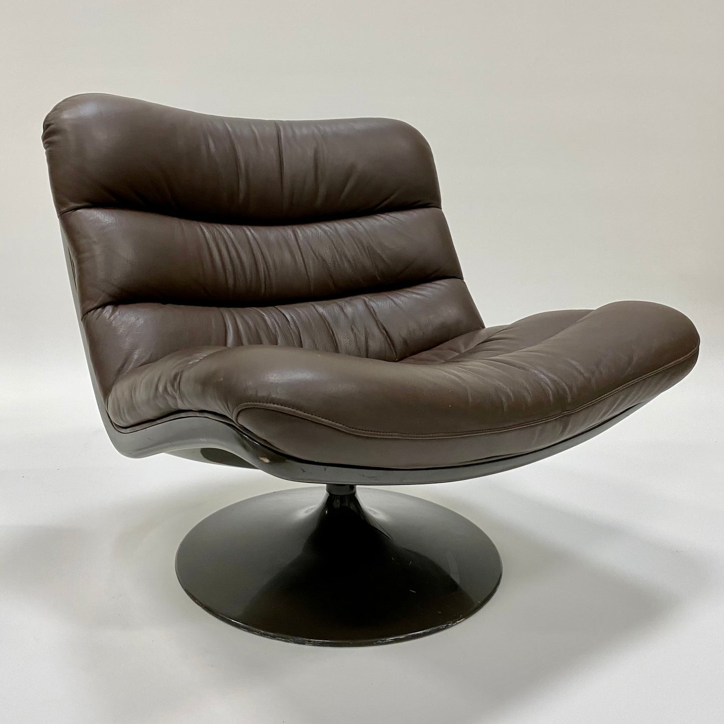 BROWN LEATHER EASY CHAIRS F978 BY GEOFFREY HARCOURT FOR ARTIFORT, NETHERLANDS 1960S www.foundicons.nl