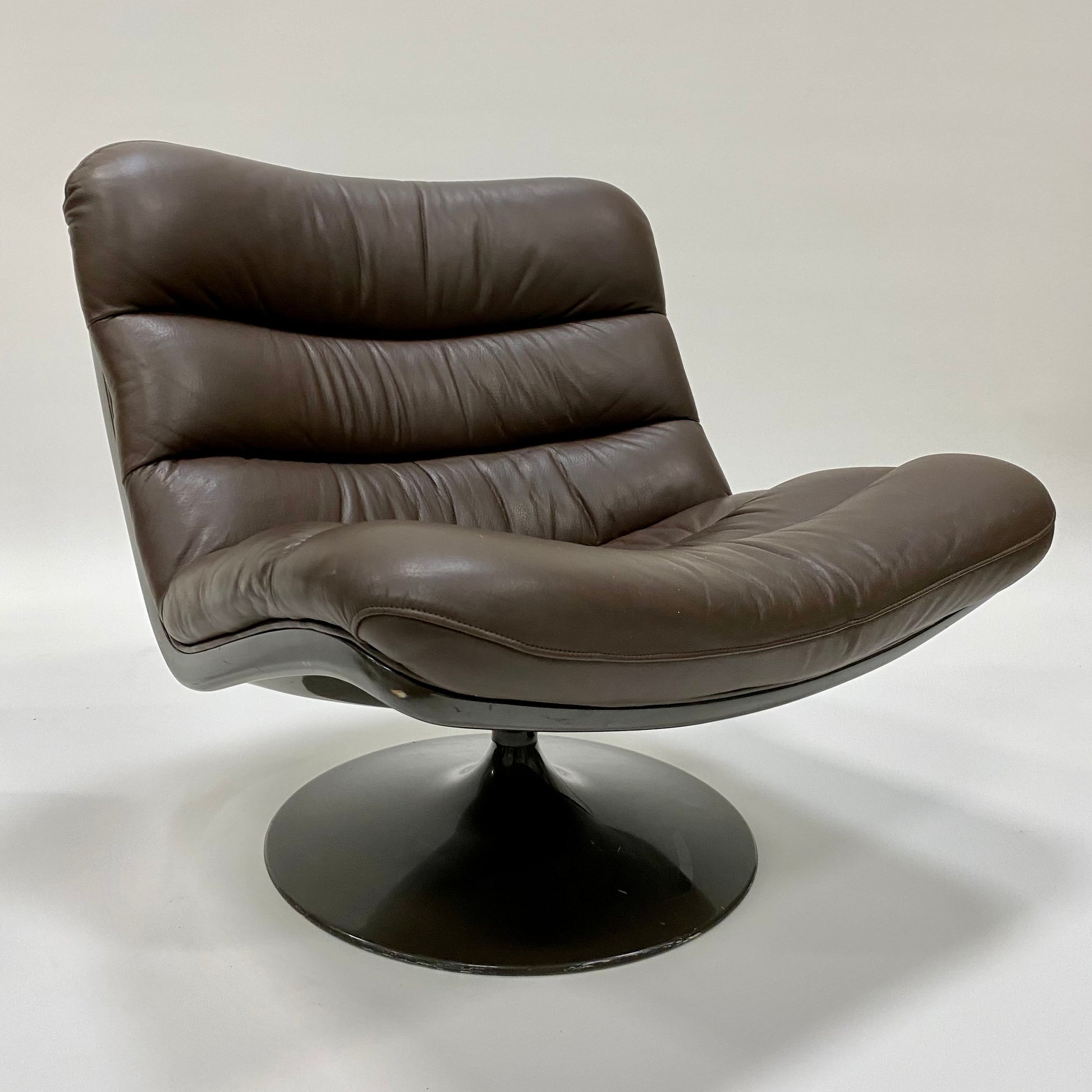 BROWN LEATHER EASY CHAIRS F978 BY GEOFFREY HARCOURT FOR ARTIFORT, NETHERLANDS 1960S www.foundicons.nl
