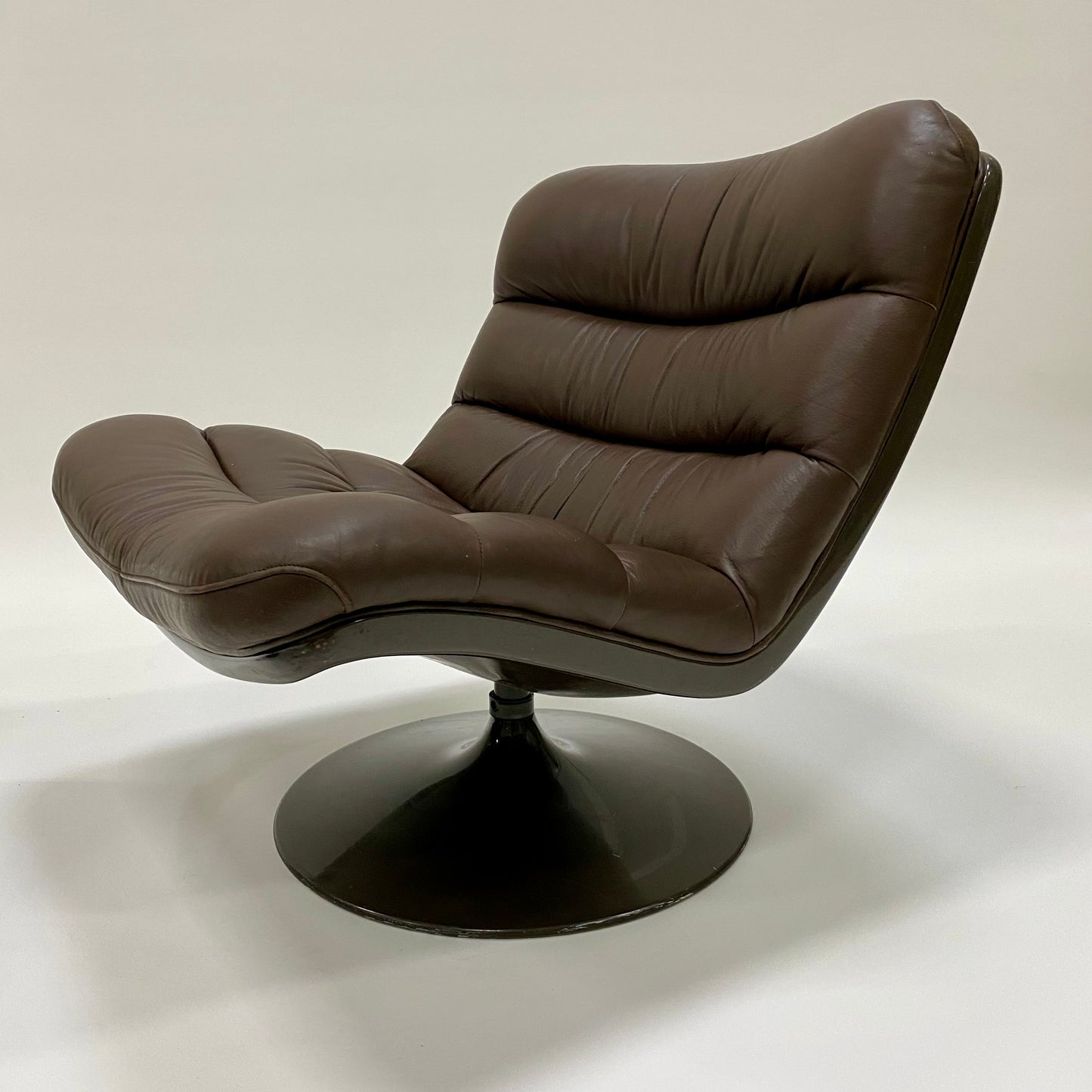 BROWN LEATHER EASY CHAIRS F978 BY GEOFFREY HARCOURT FOR ARTIFORT, NETHERLANDS 1960S www.foundicons.nl
