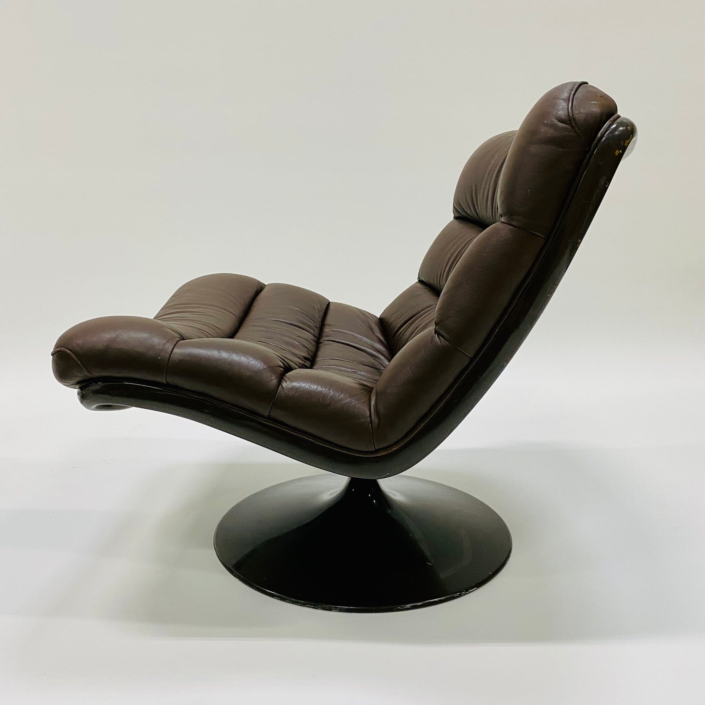 BROWN LEATHER EASY CHAIRS F978 BY GEOFFREY HARCOURT FOR ARTIFORT, NETHERLANDS 1960S www.foundicons.nl