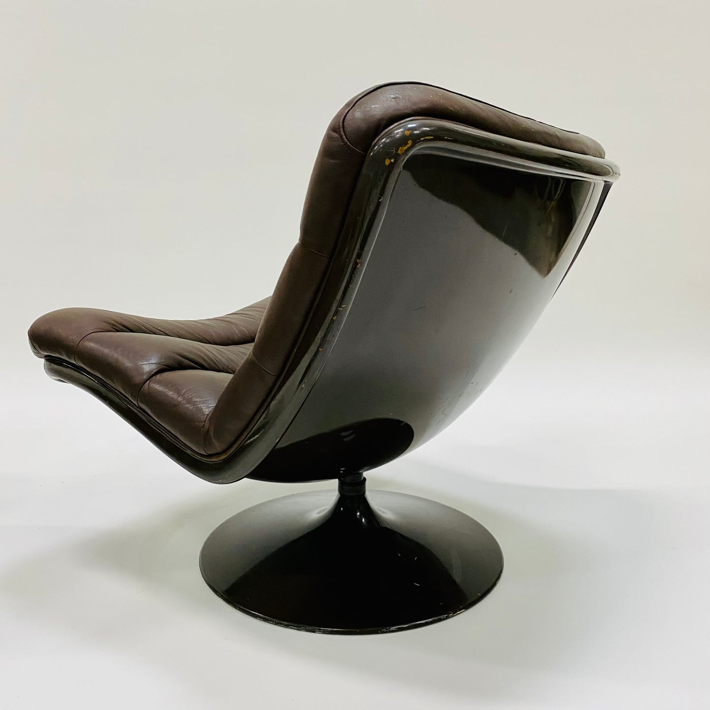 BROWN LEATHER EASY CHAIRS F978 BY GEOFFREY HARCOURT FOR ARTIFORT, NETHERLANDS 1960S www.foundicons.nl