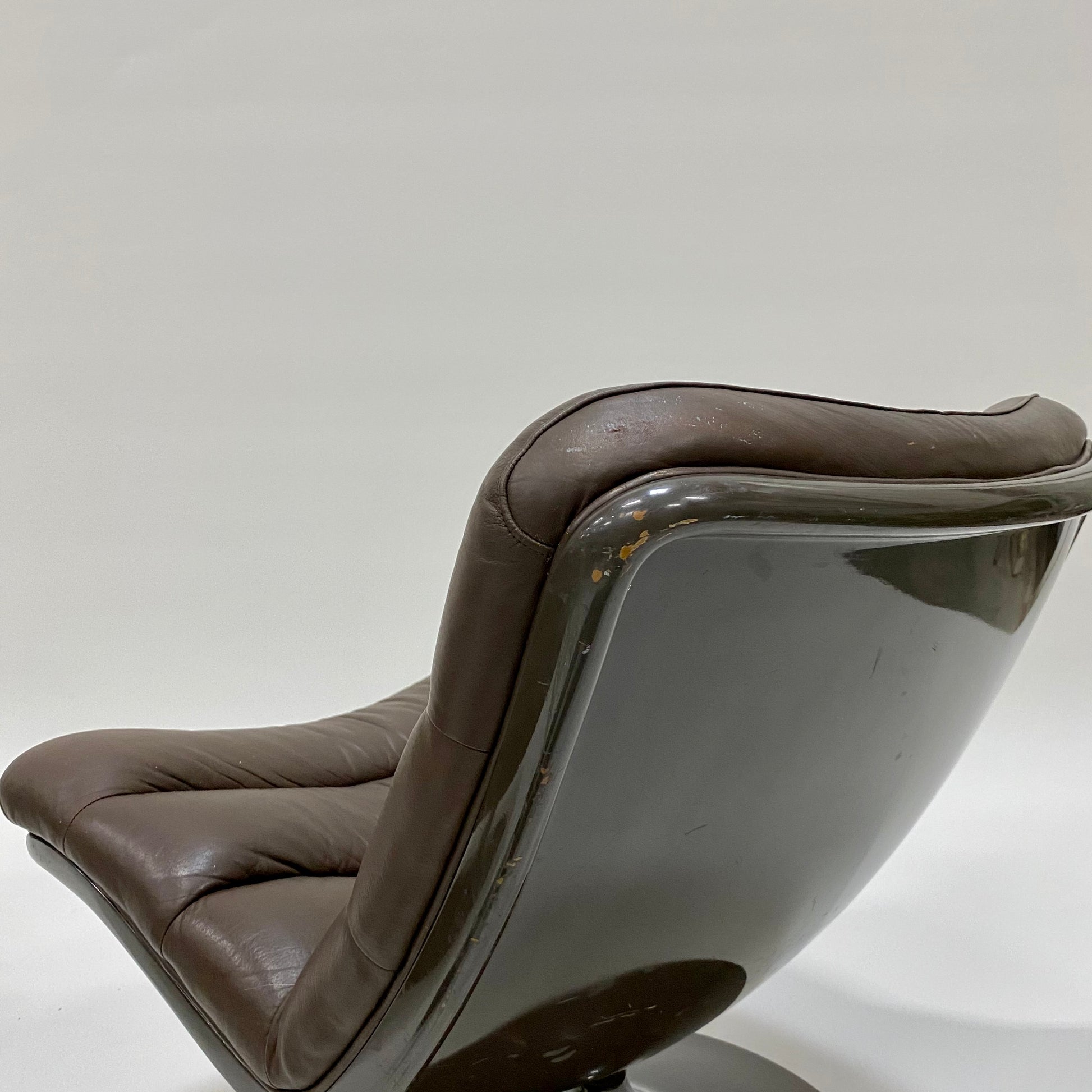 BROWN LEATHER EASY CHAIRS F978 BY GEOFFREY HARCOURT FOR ARTIFORT, NETHERLANDS 1960S www.foundicons.nl