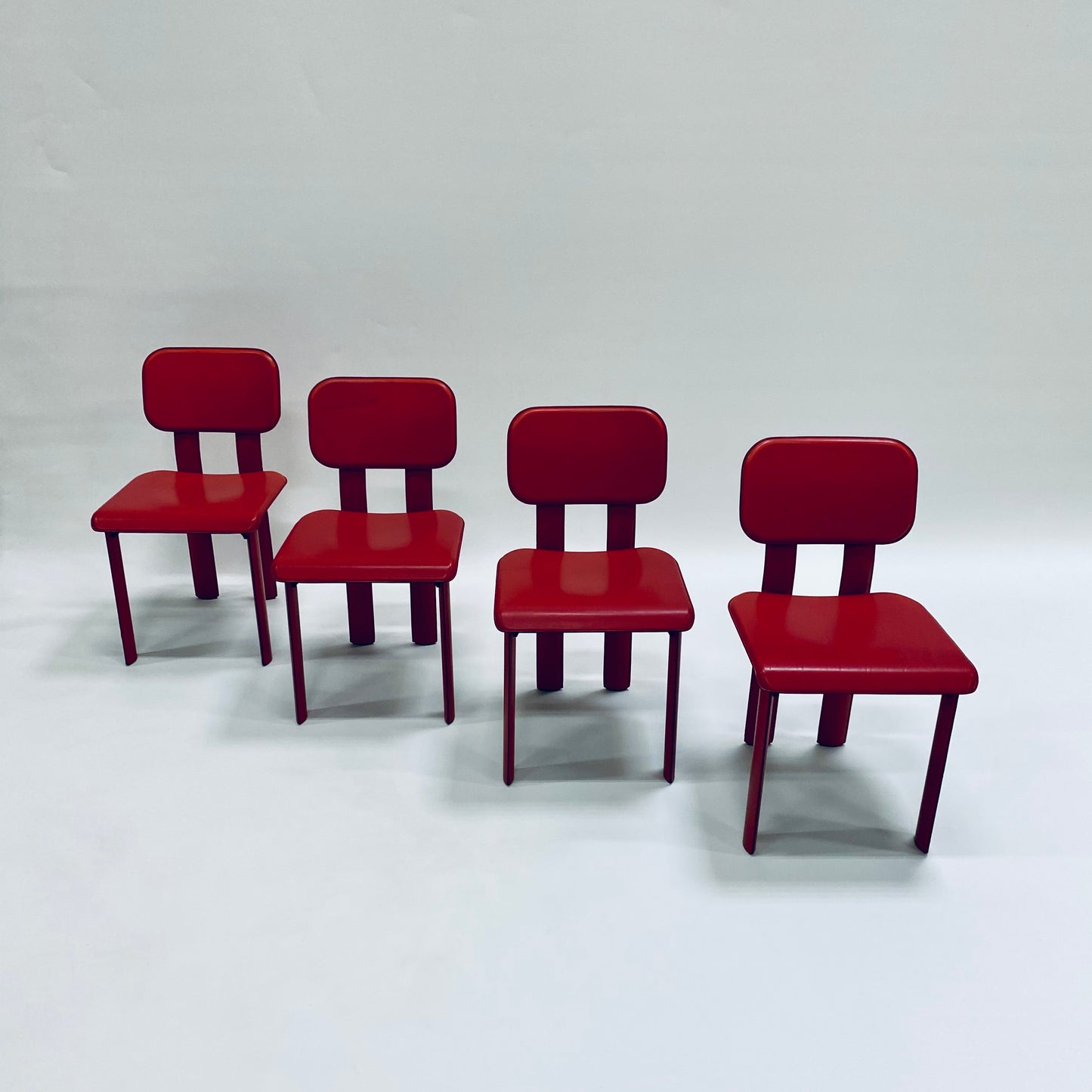 RARE RED DINING CHAIRS BY ANTONELLO MOSCA FOR YCAMI, ITALY 1980S www.foundicons.nl