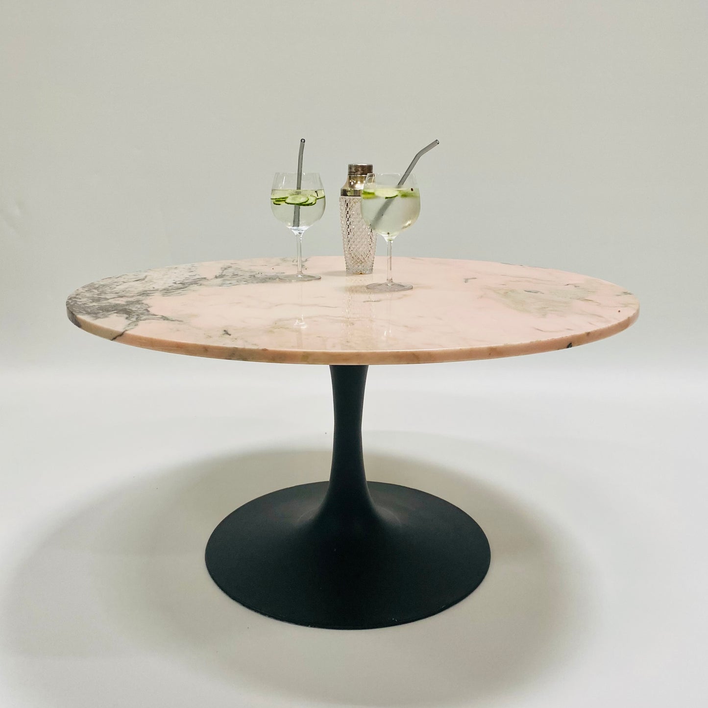 Runder Couchtisch aus rosa Marmor mit schwarz lackiertem Metallfuß in Trompetenform, Italien, 1970