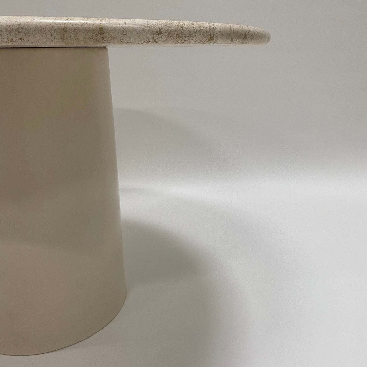 BEAUTIFUL ITALIAN TRAVERTINE ROUND DINING TABLE, ITALY 1970S www.foundicons.nl