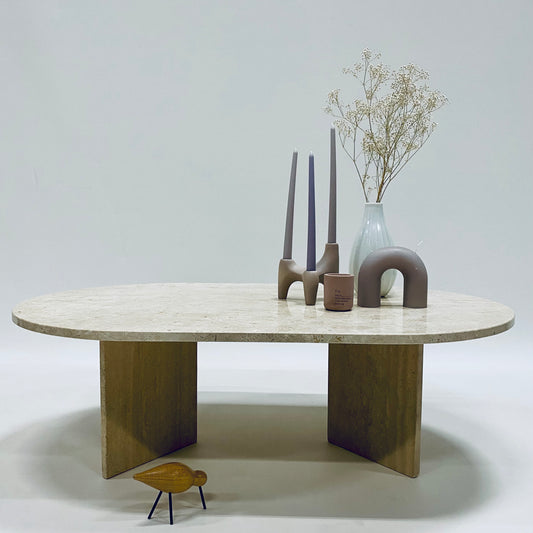 Ovaler Couchtisch aus Travertin im italienischen Design, Italien, 1970
