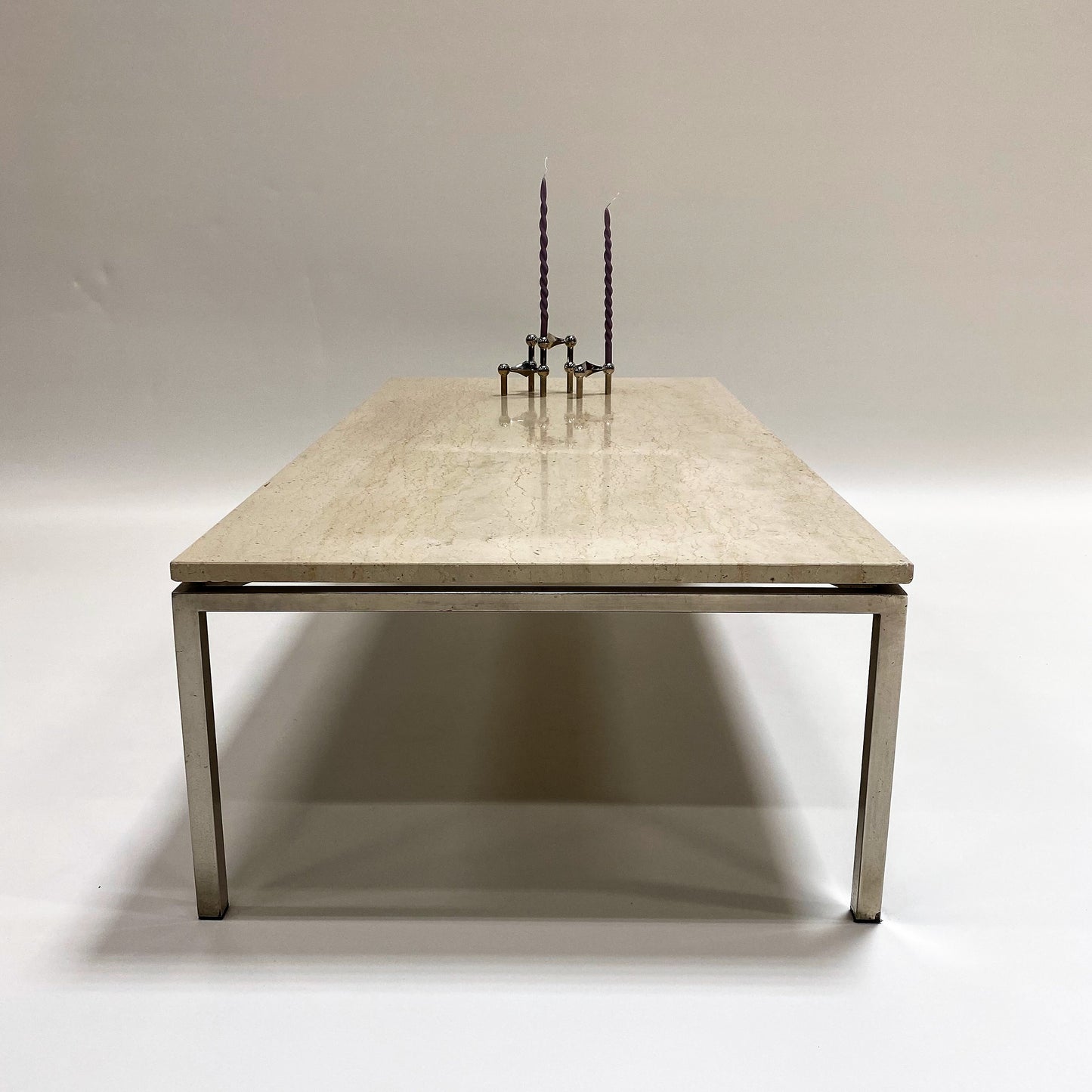 Großer rechteckiger Couchtisch aus Travertin im italienischen Design mit verchromtem Metallgestell, Italien, 1970