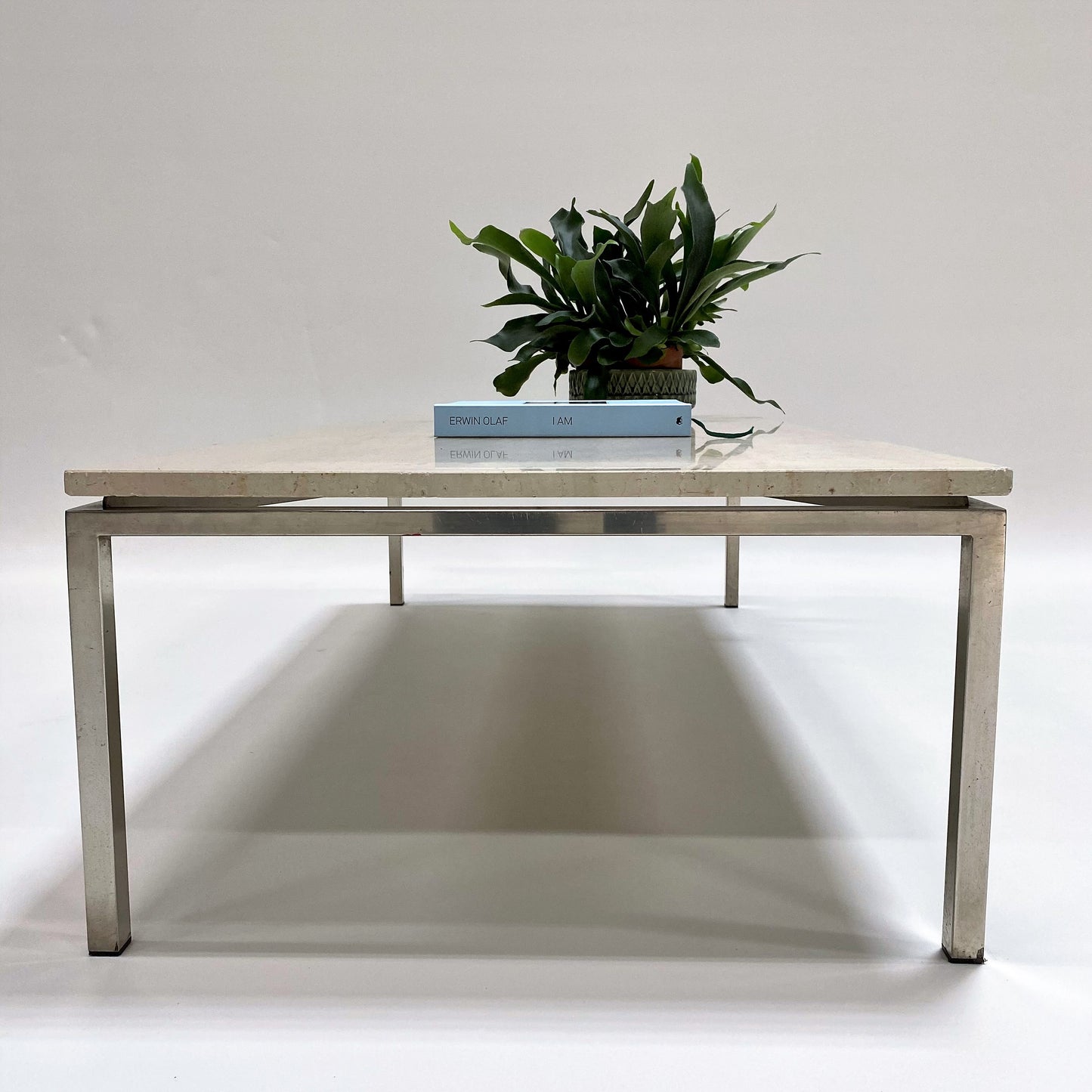 Großer rechteckiger Couchtisch aus Travertin im italienischen Design mit verchromtem Metallgestell, Italien, 1970