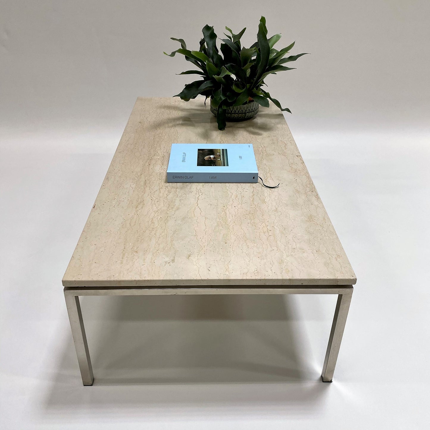 Großer rechteckiger Couchtisch aus Travertin im italienischen Design mit verchromtem Metallgestell, Italien, 1970