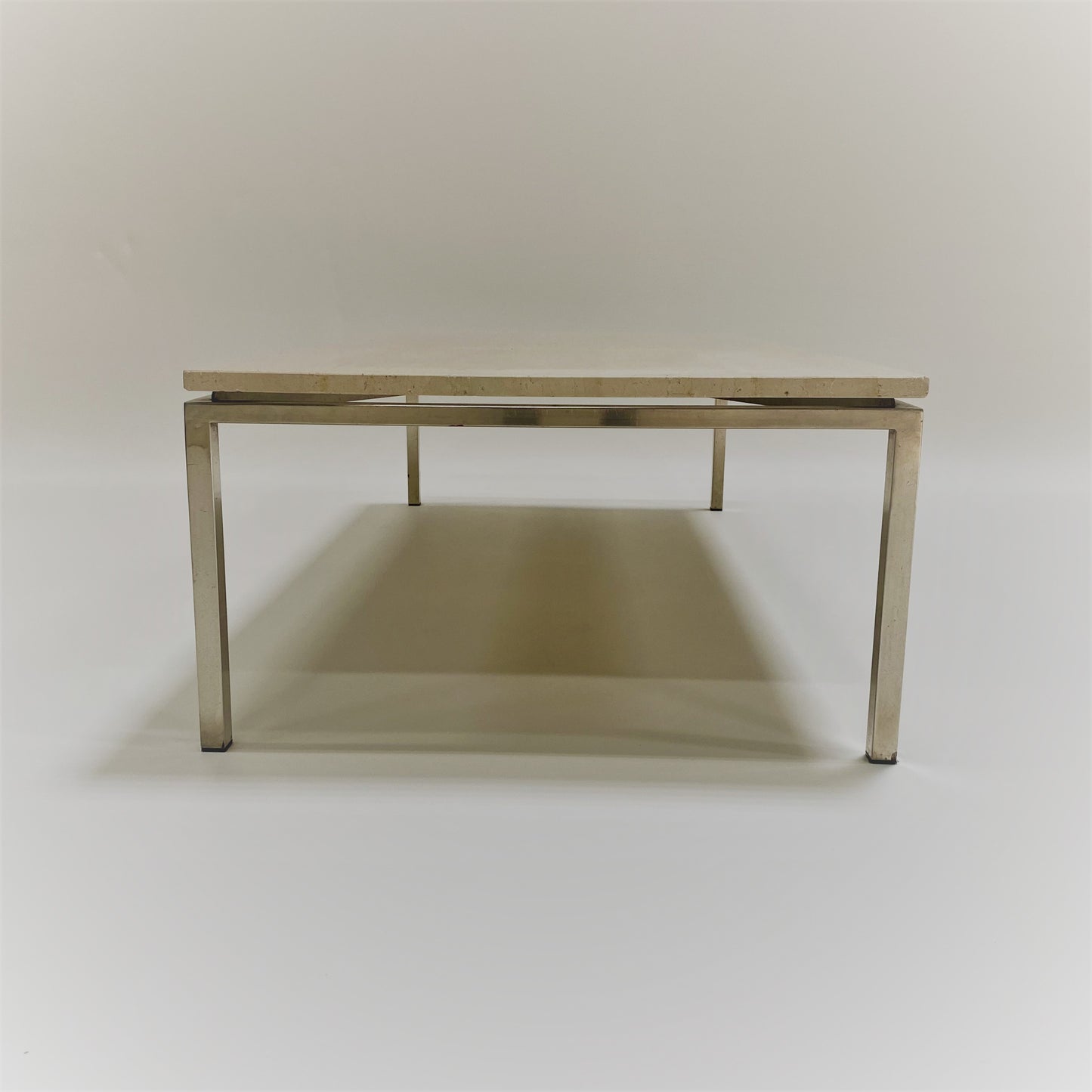Großer rechteckiger Couchtisch aus Travertin im italienischen Design mit verchromtem Metallgestell, Italien, 1970
