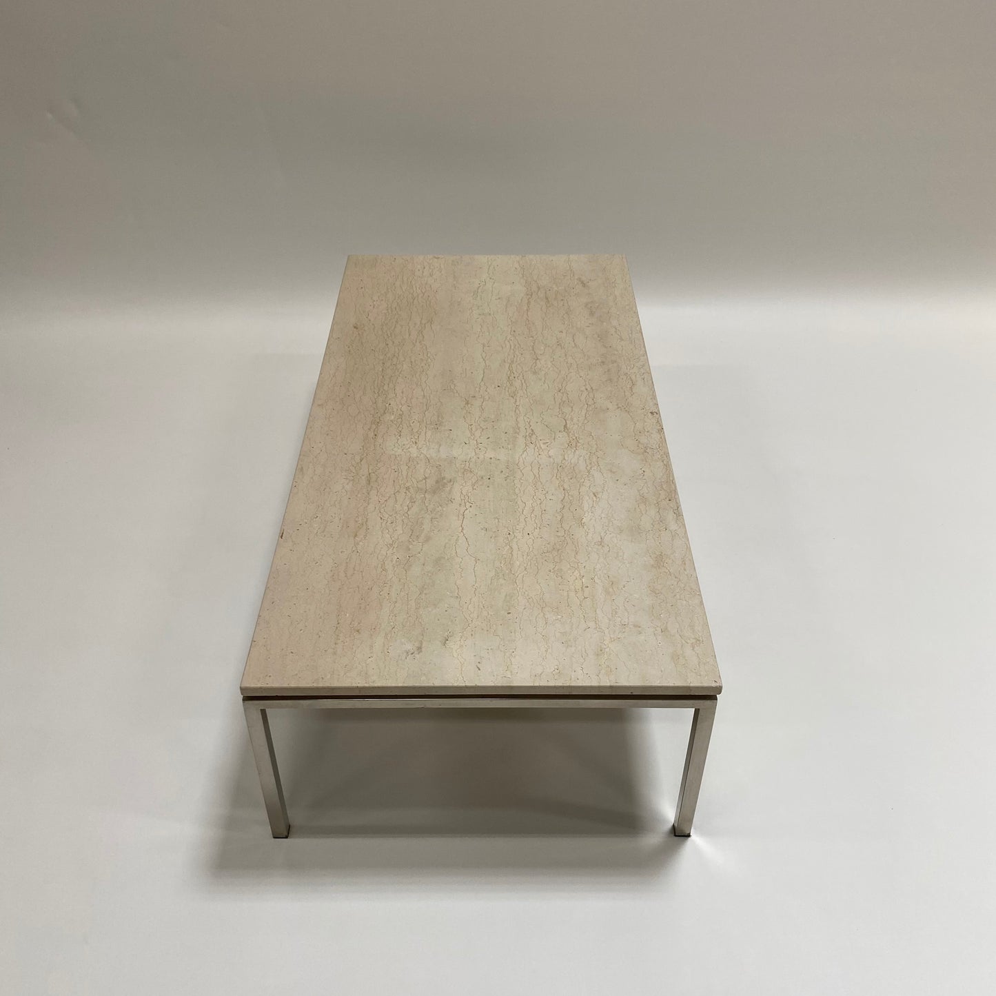 Großer rechteckiger Couchtisch aus Travertin im italienischen Design mit verchromtem Metallgestell, Italien, 1970
