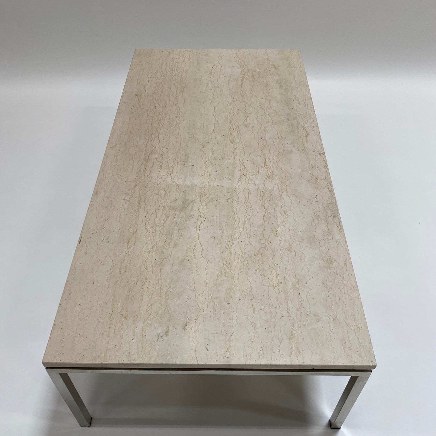 Großer rechteckiger Couchtisch aus Travertin im italienischen Design mit verchromtem Metallgestell, Italien, 1970