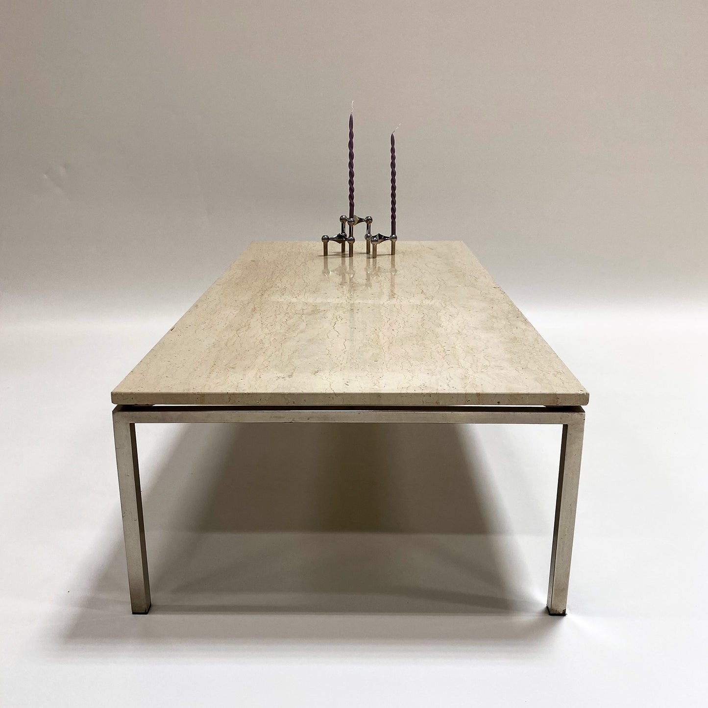 Großer rechteckiger Couchtisch aus Travertin im italienischen Design mit verchromtem Metallgestell, Italien, 1970