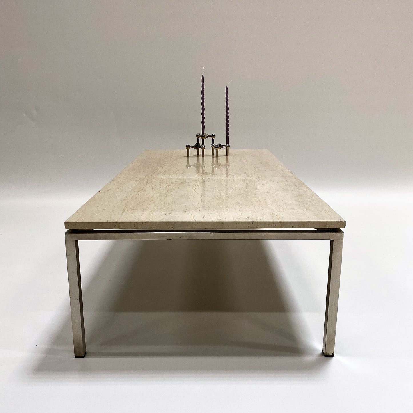 Großer rechteckiger Couchtisch aus Travertin im italienischen Design mit verchromtem Metallgestell, Italien, 1970