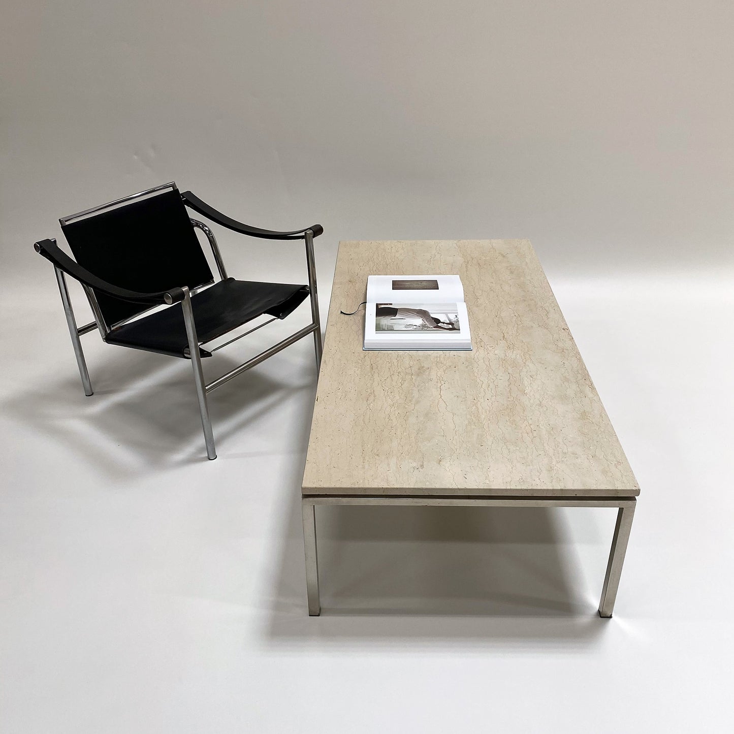 Großer rechteckiger Couchtisch aus Travertin im italienischen Design mit verchromtem Metallgestell, Italien, 1970
