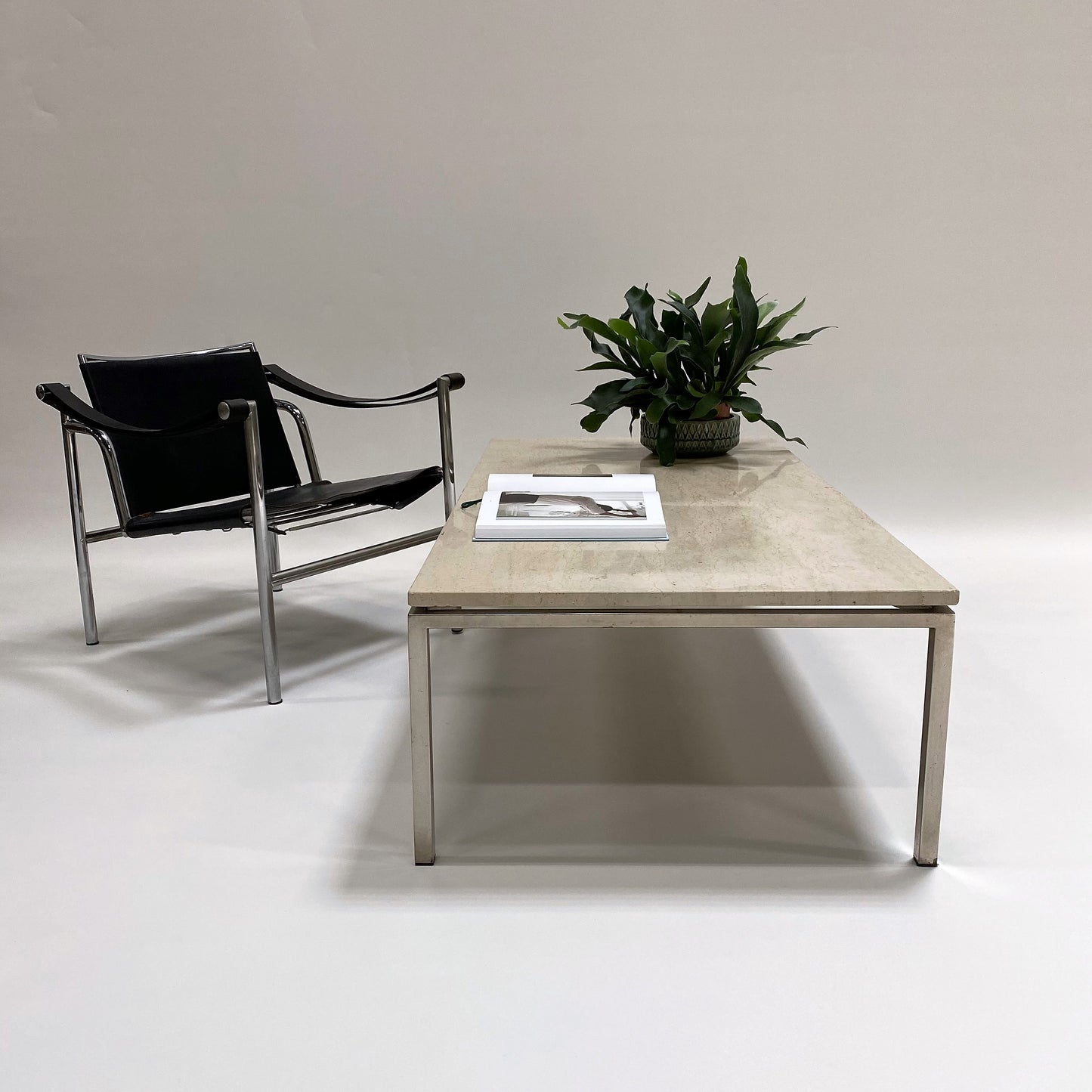Großer rechteckiger Couchtisch aus Travertin im italienischen Design mit verchromtem Metallgestell, Italien, 1970