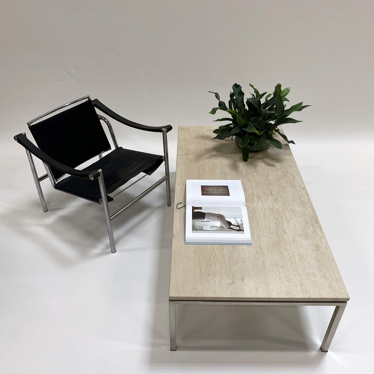 Großer rechteckiger Couchtisch aus Travertin im italienischen Design mit verchromtem Metallgestell, Italien, 1970