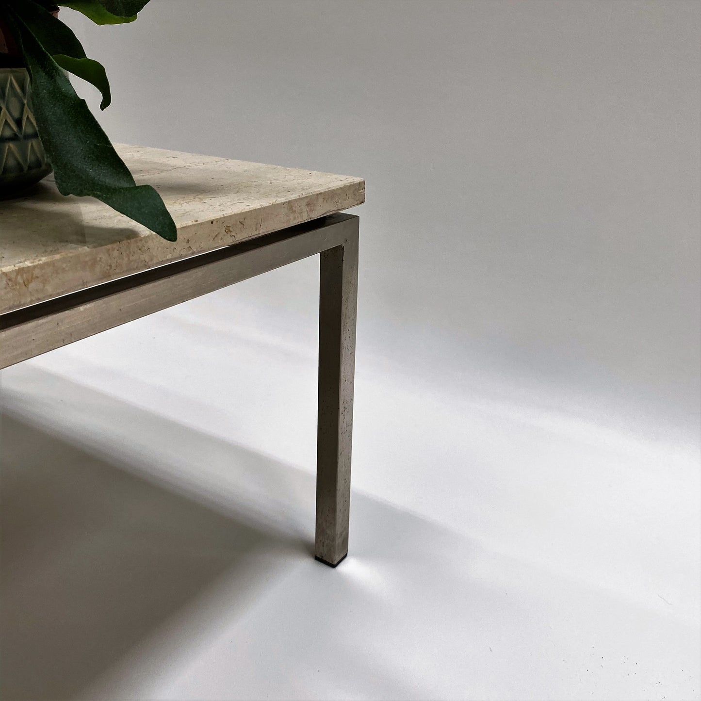 Großer rechteckiger Couchtisch aus Travertin im italienischen Design mit verchromtem Metallgestell, Italien, 1970