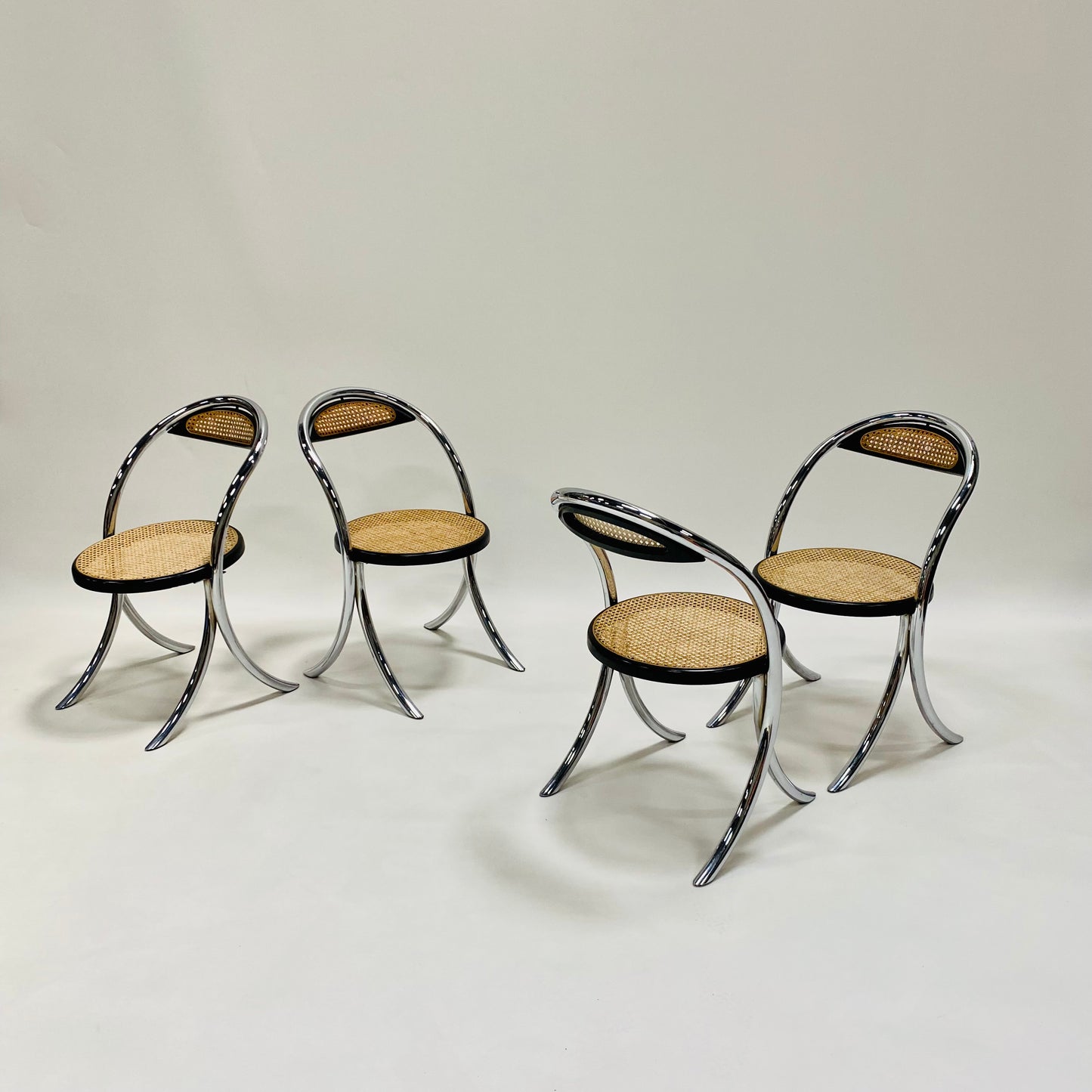 Set aus 4 italienischen Esszimmerstühlen mit Gurtbespannung und verchromtem Rohrgestell, Italien, 1970