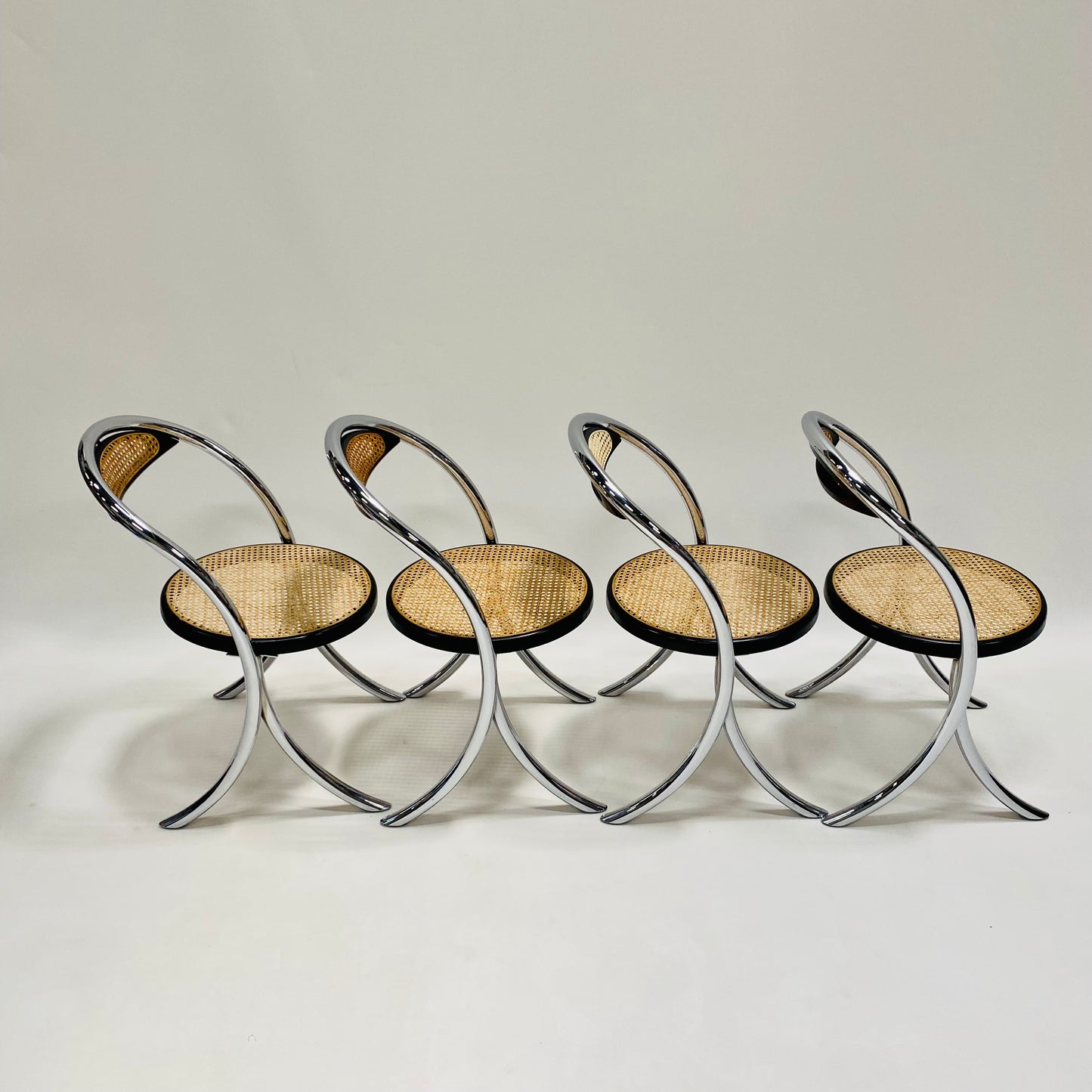 Set aus 4 italienischen Esszimmerstühlen mit Gurtbespannung und verchromtem Rohrgestell, Italien, 1970