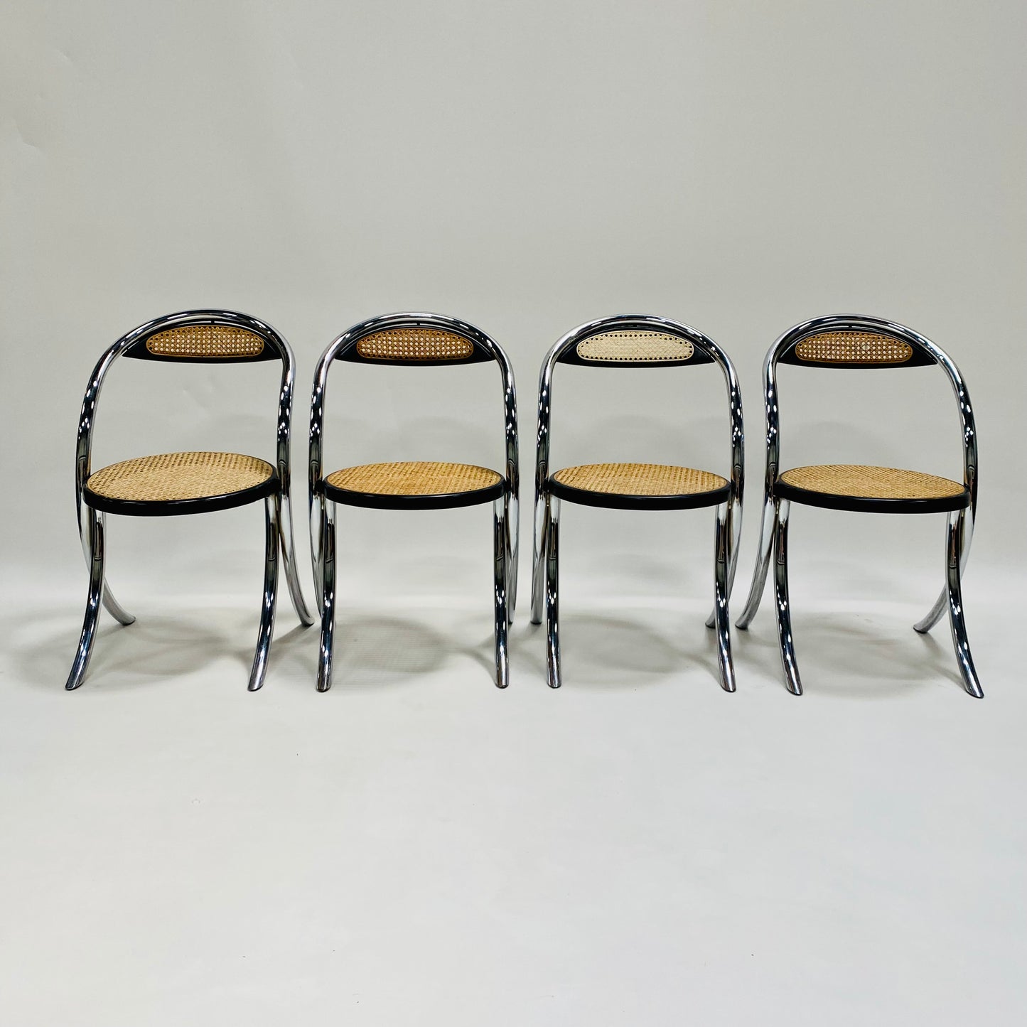 Set aus 4 italienischen Esszimmerstühlen mit Gurtbespannung und verchromtem Rohrgestell, Italien, 1970