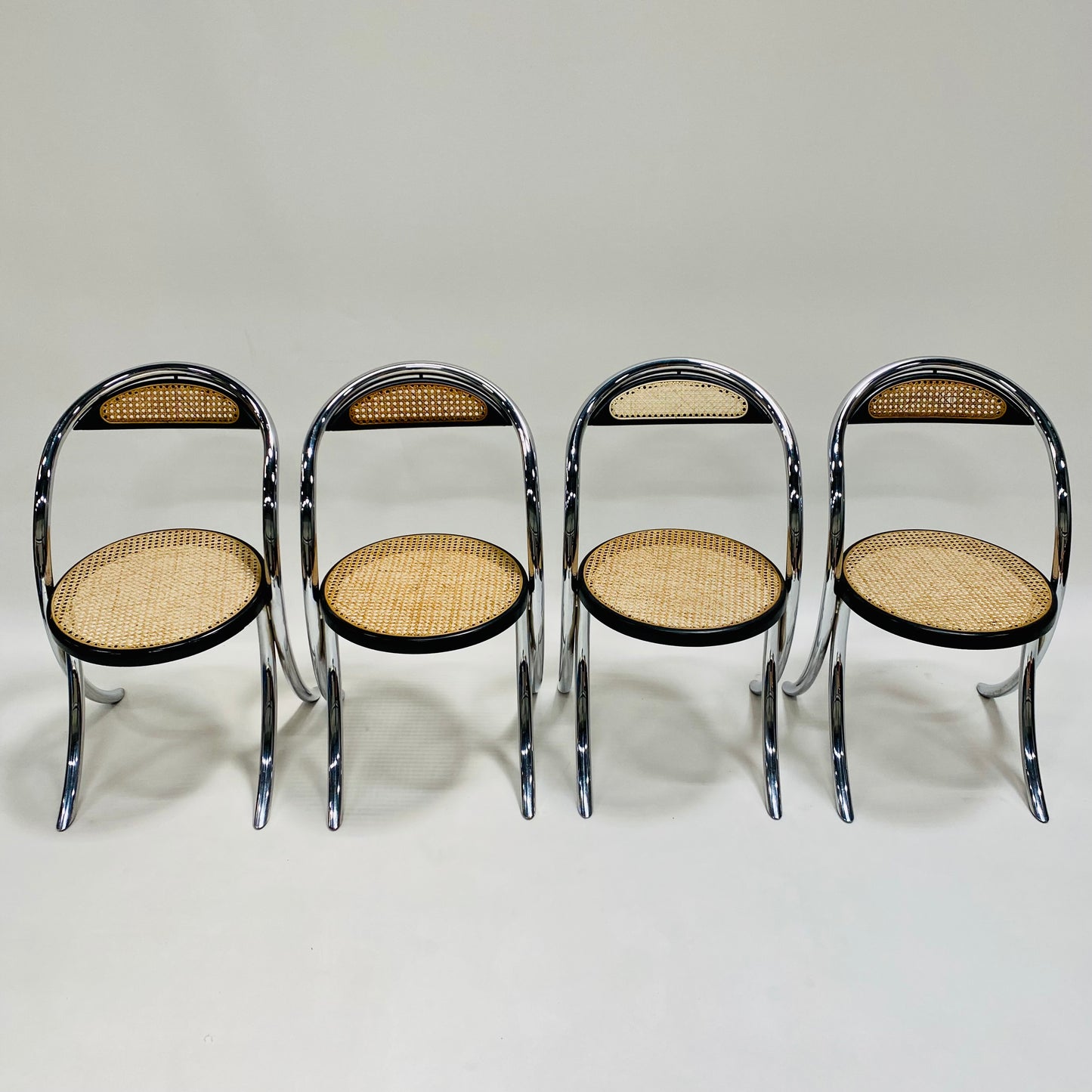 Set aus 4 italienischen Esszimmerstühlen mit Gurtbespannung und verchromtem Rohrgestell, Italien, 1970
