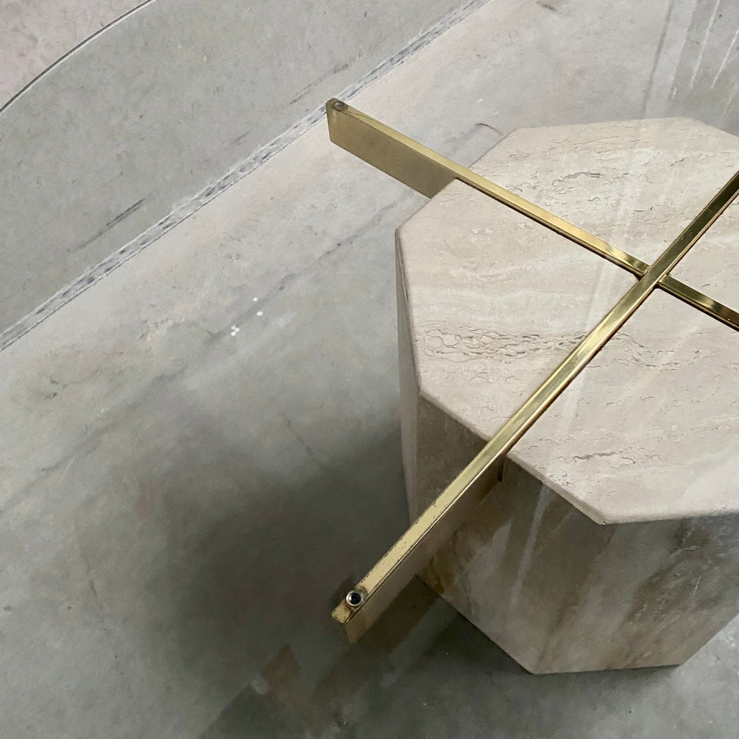 ITALIAN DESIGN TRAVERTINE COFFEE TABLE WITH GLASS TOP & BRASS ARTEDI, ITALY 1970S