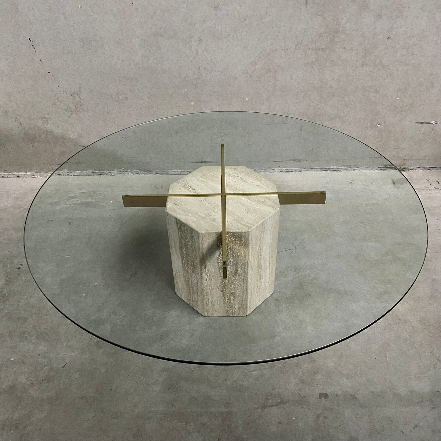 ITALIAN DESIGN TRAVERTINE COFFEE TABLE WITH GLASS TOP & BRASS ARTEDI, ITALY 1970S
