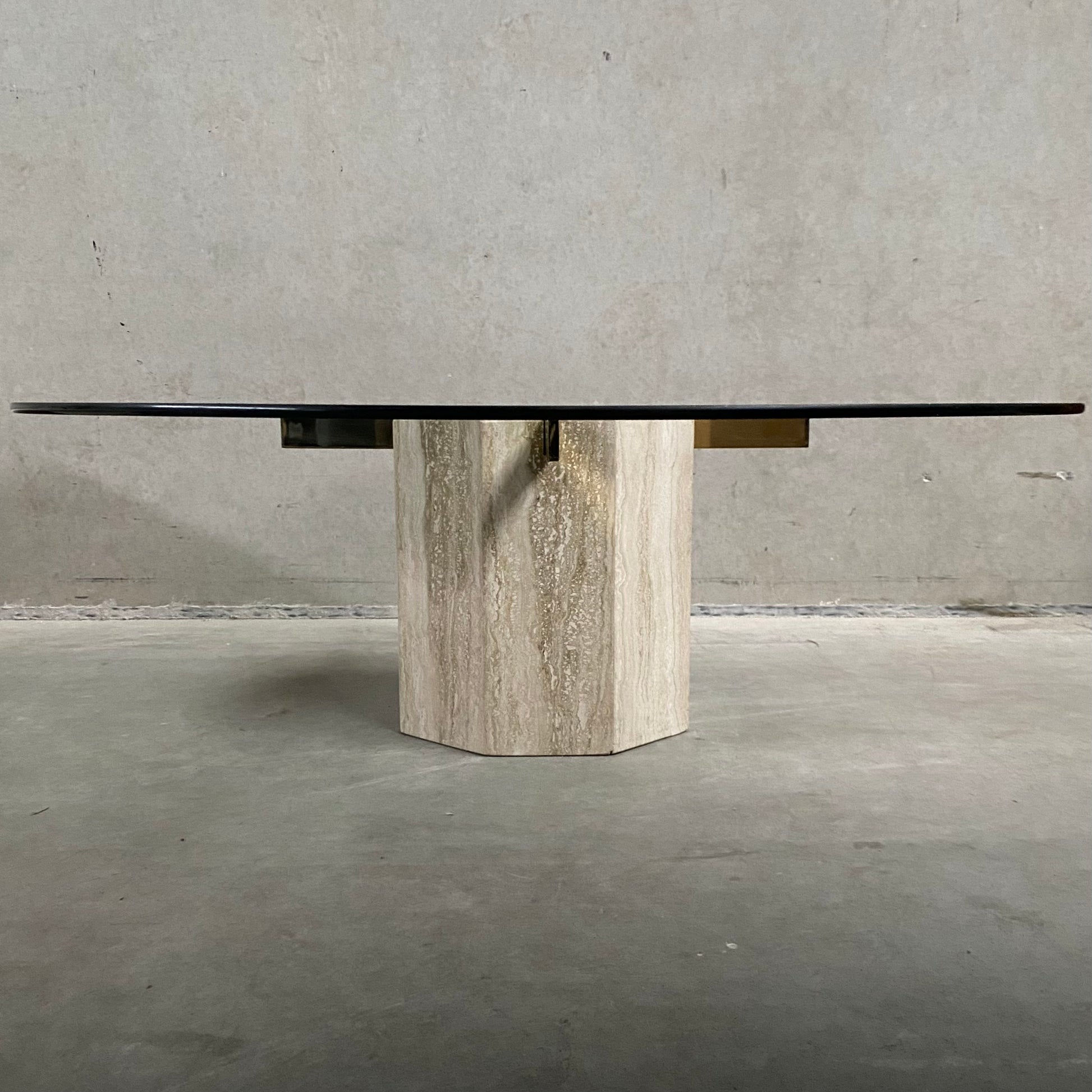 ITALIAN DESIGN TRAVERTINE COFFEE TABLE WITH GLASS TOP & BRASS ARTEDI, ITALY 1970S