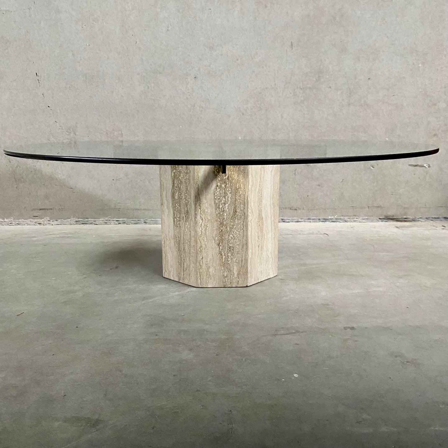 ITALIAN DESIGN TRAVERTINE COFFEE TABLE WITH GLASS TOP & BRASS ARTEDI, ITALY 1970S
