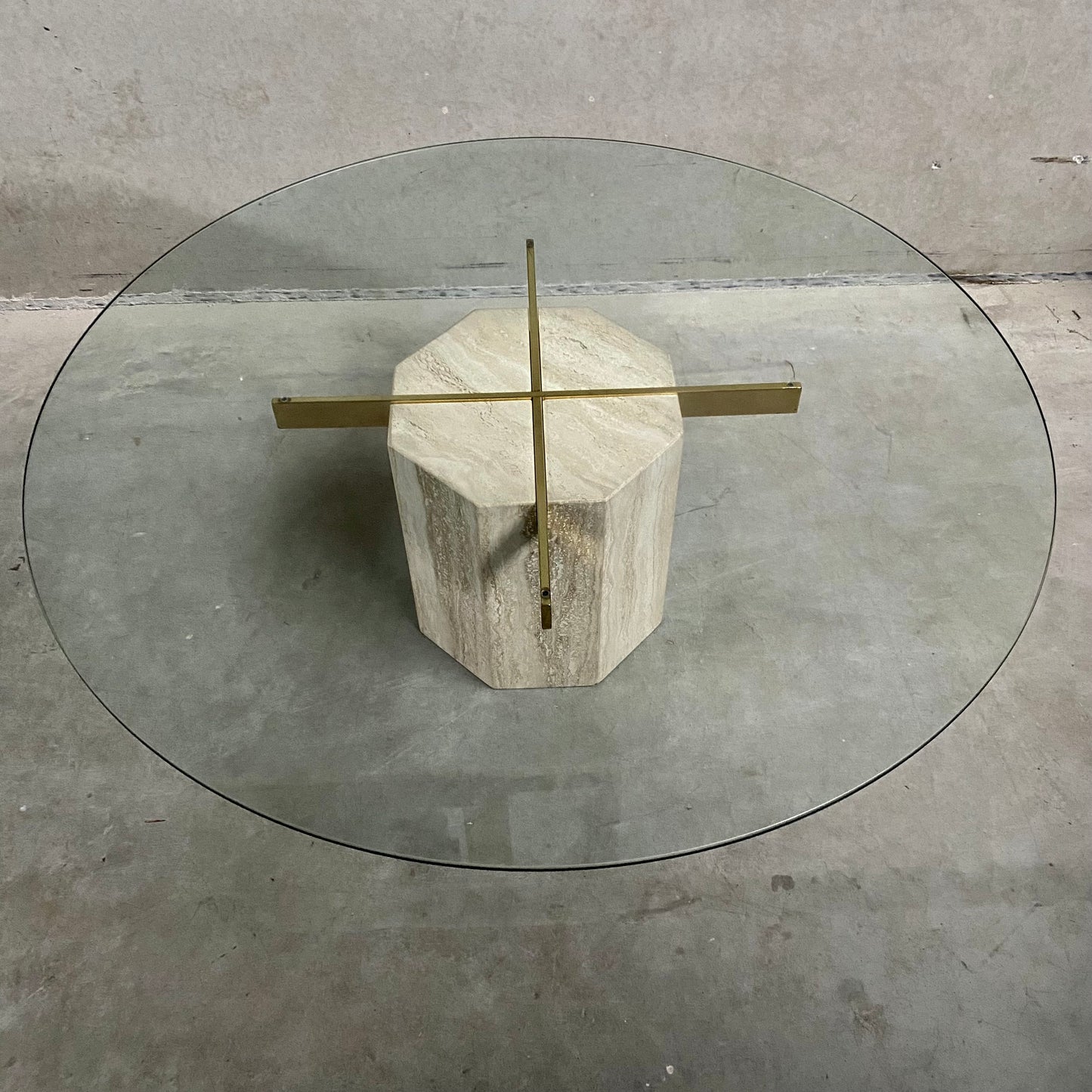 ITALIAN DESIGN TRAVERTINE COFFEE TABLE WITH GLASS TOP & BRASS ARTEDI, ITALY 1970S