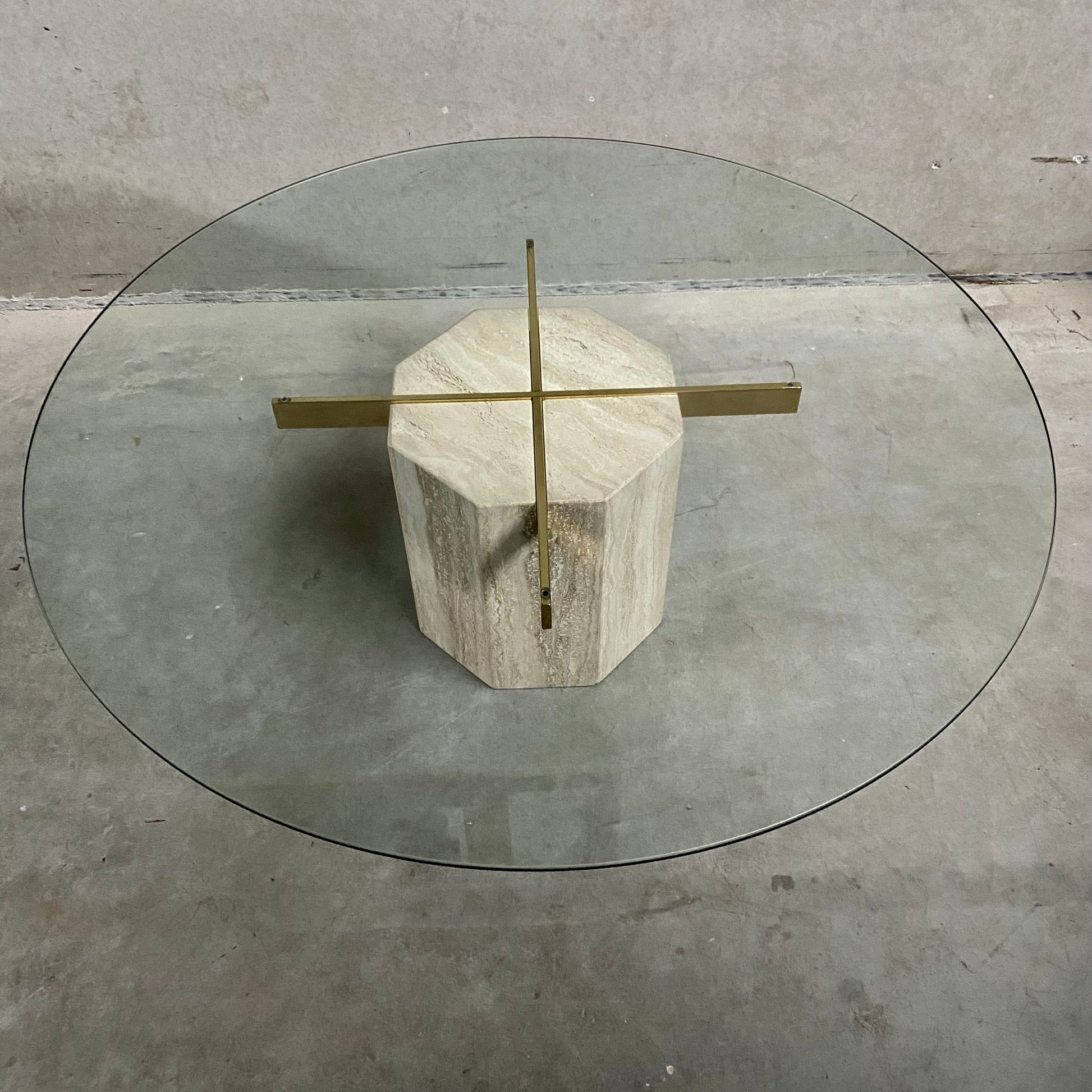 ITALIAN DESIGN TRAVERTINE COFFEE TABLE WITH GLASS TOP & BRASS ARTEDI, ITALY 1970S