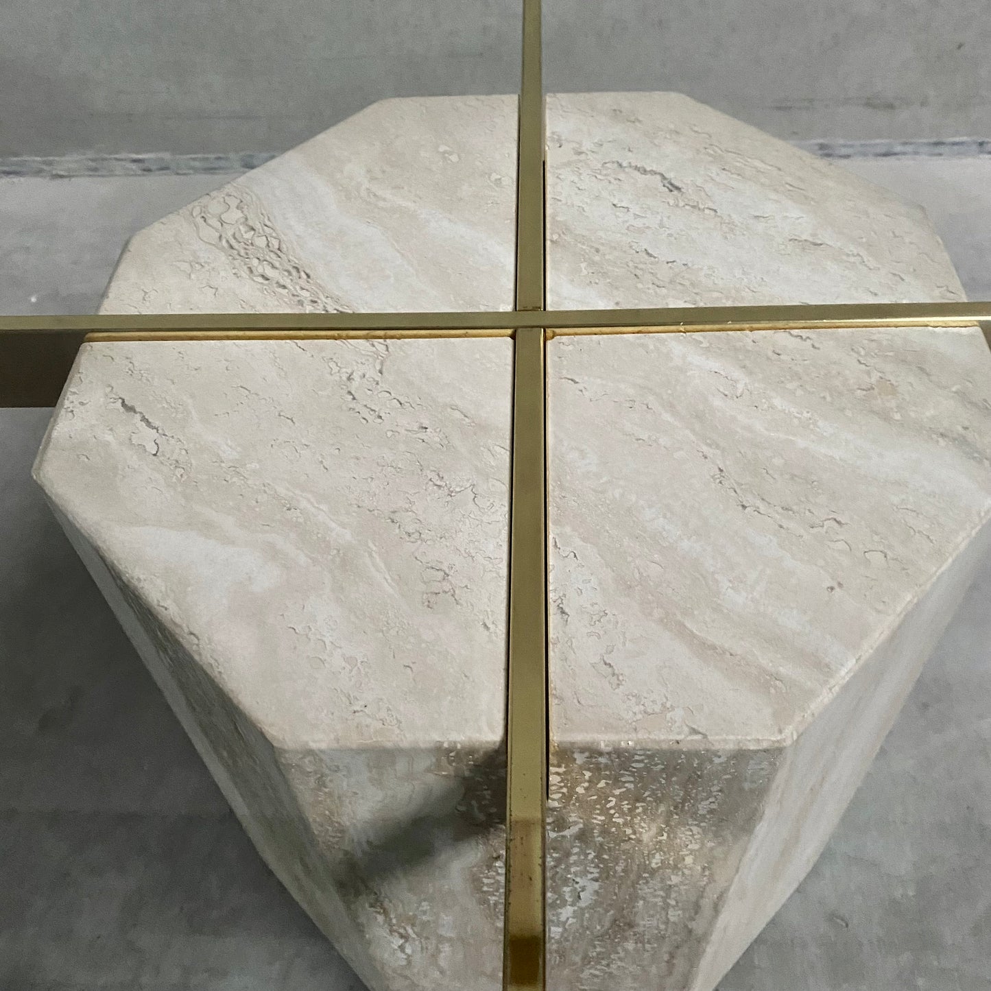 ITALIAN DESIGN TRAVERTINE COFFEE TABLE WITH GLASS TOP & BRASS ARTEDI, ITALY 1970S