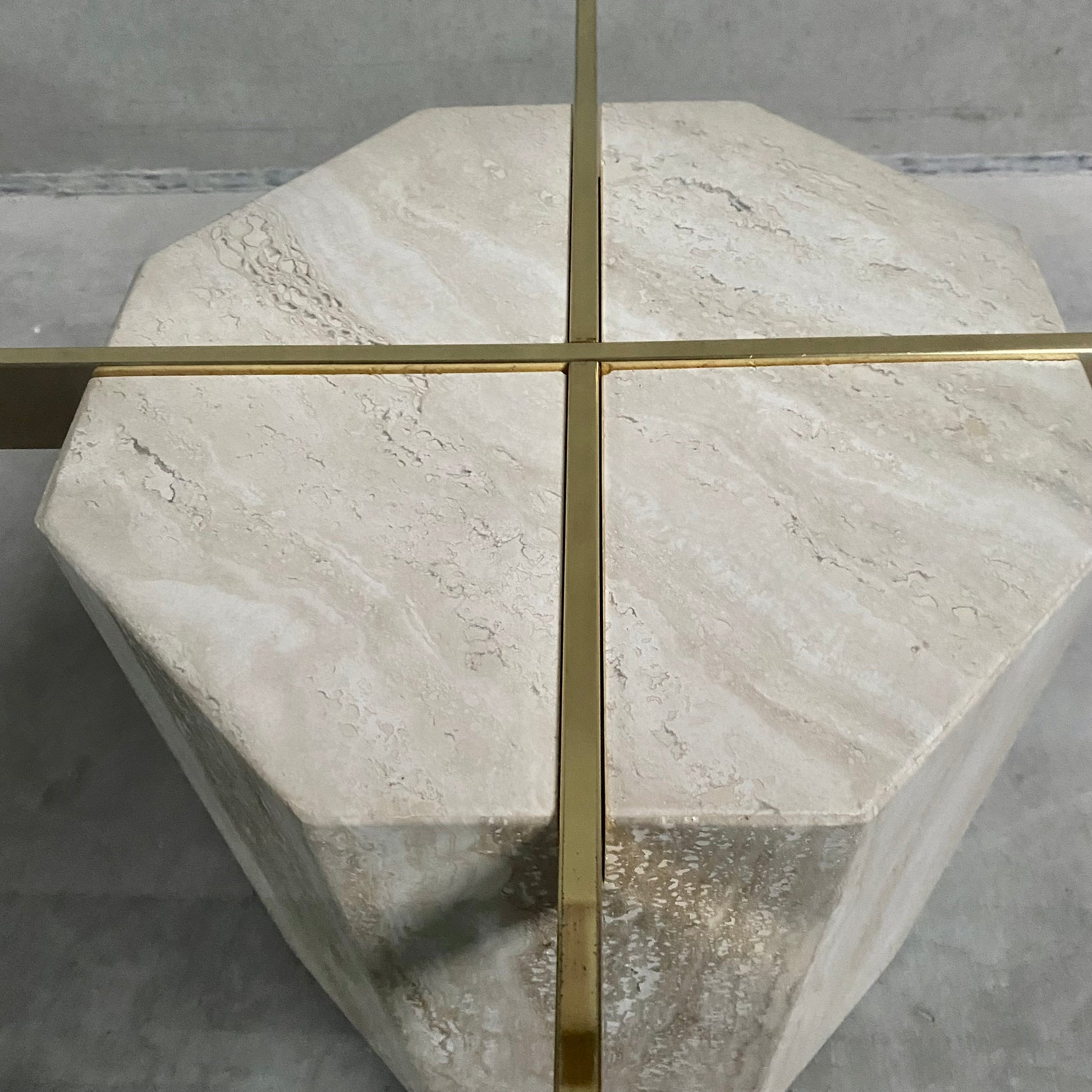 ITALIAN DESIGN TRAVERTINE COFFEE TABLE WITH GLASS TOP & BRASS ARTEDI, ITALY 1970S