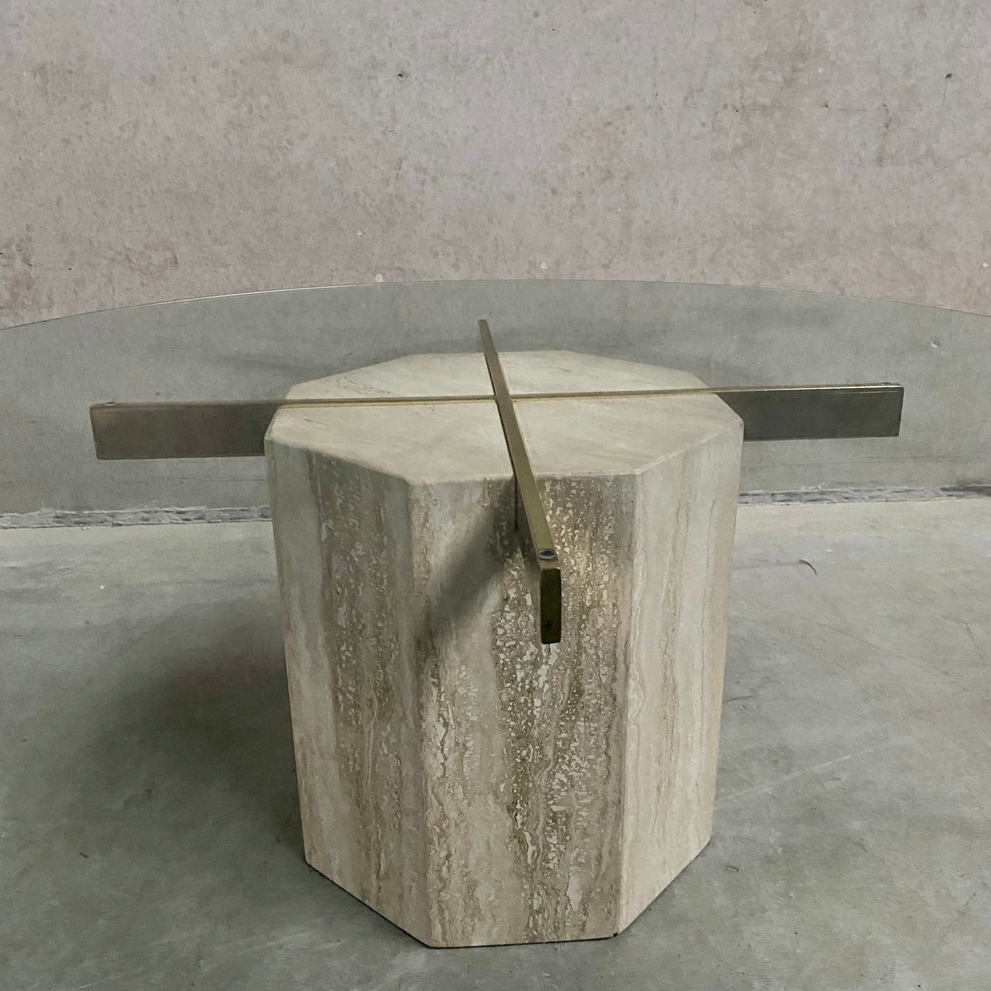 ITALIAN DESIGN TRAVERTINE COFFEE TABLE WITH GLASS TOP & BRASS ARTEDI, ITALY 1970S