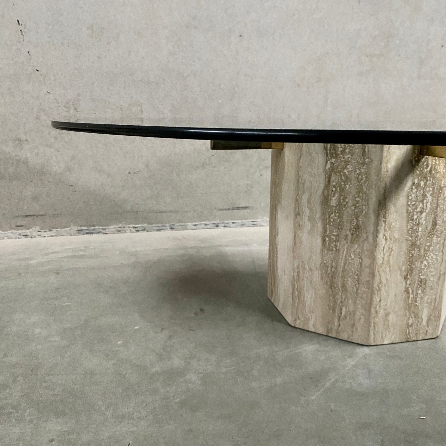 ITALIAN DESIGN TRAVERTINE COFFEE TABLE WITH GLASS TOP & BRASS ARTEDI, ITALY 1970S