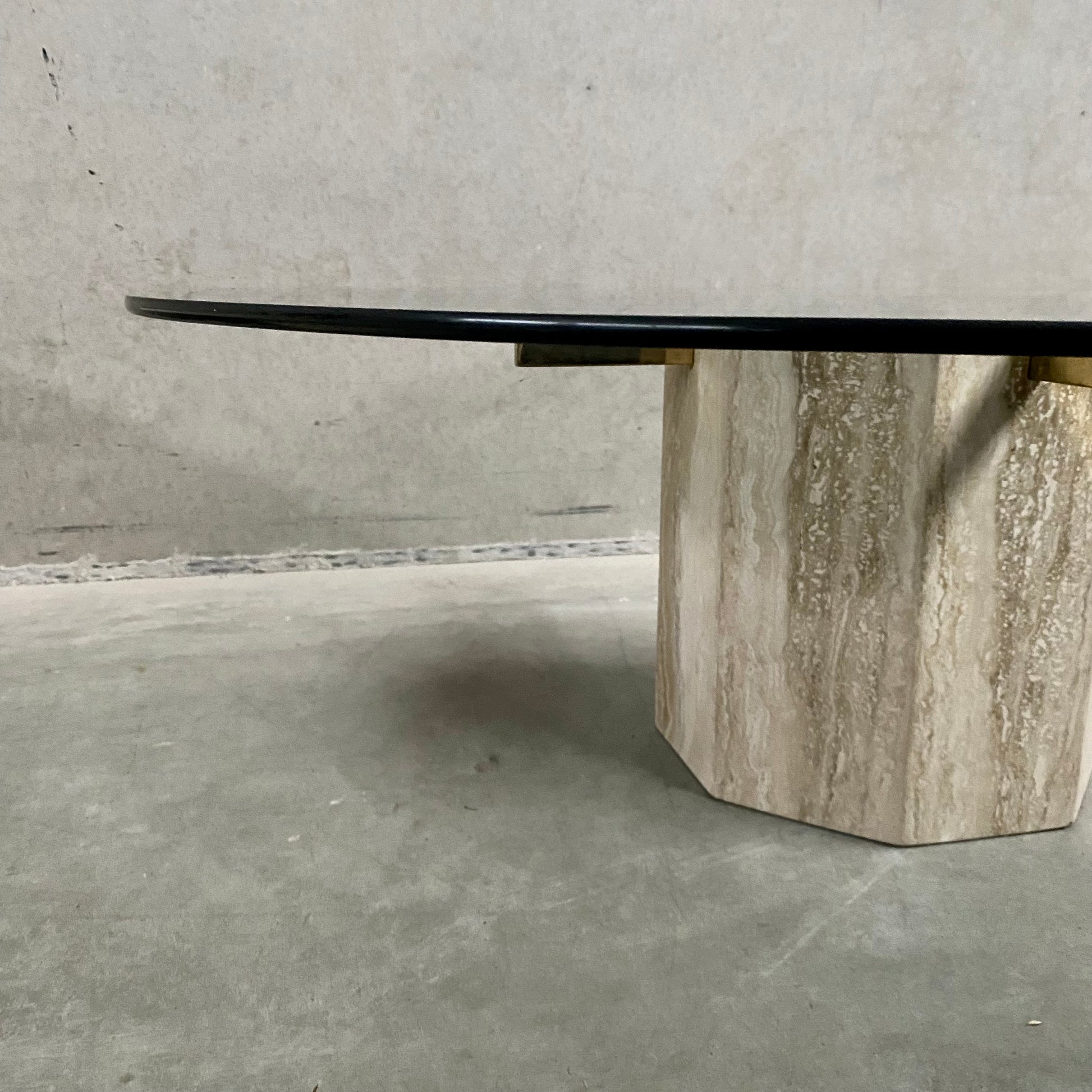 ITALIAN DESIGN TRAVERTINE COFFEE TABLE WITH GLASS TOP & BRASS ARTEDI, ITALY 1970S