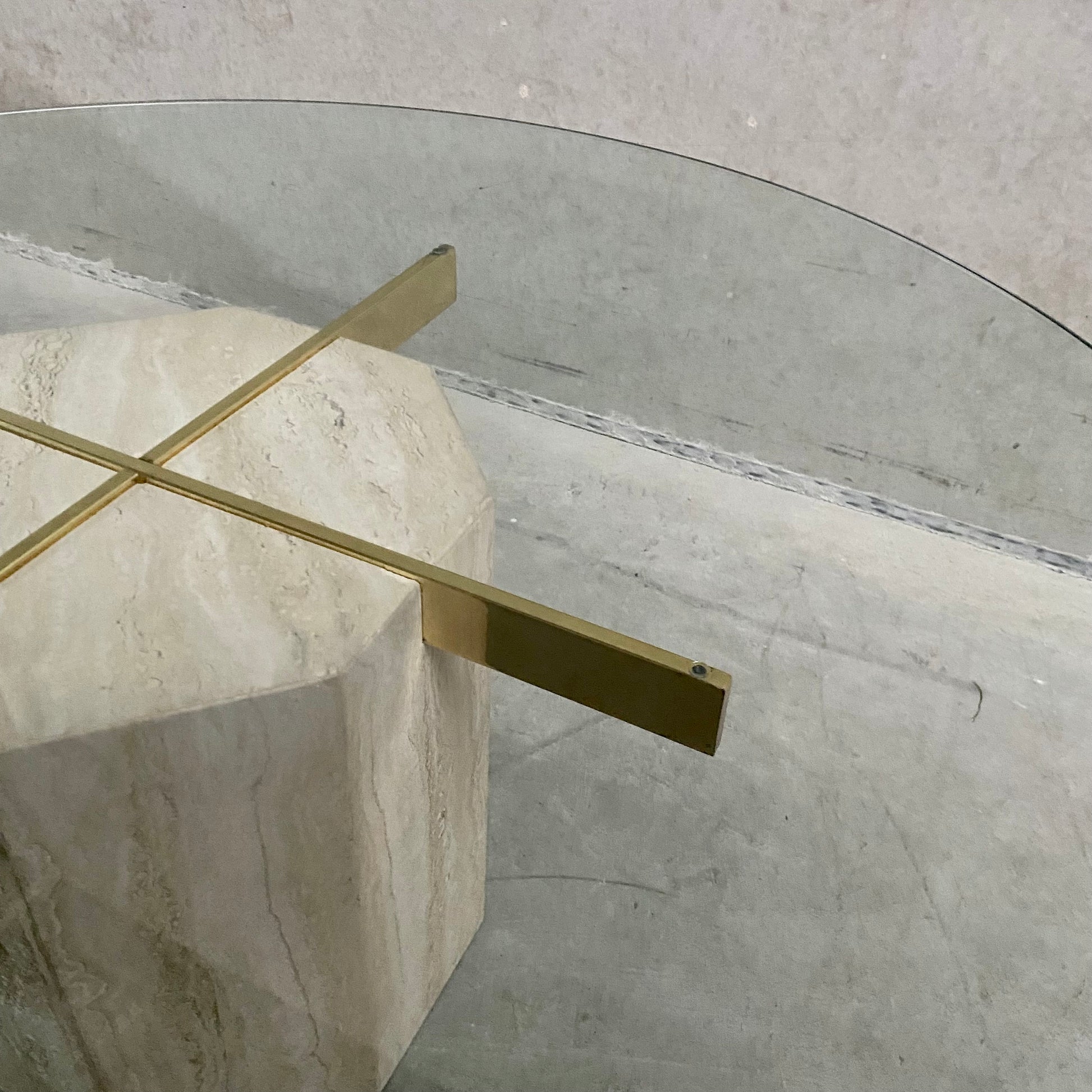 ITALIAN DESIGN TRAVERTINE COFFEE TABLE WITH GLASS TOP & BRASS ARTEDI, ITALY 1970S