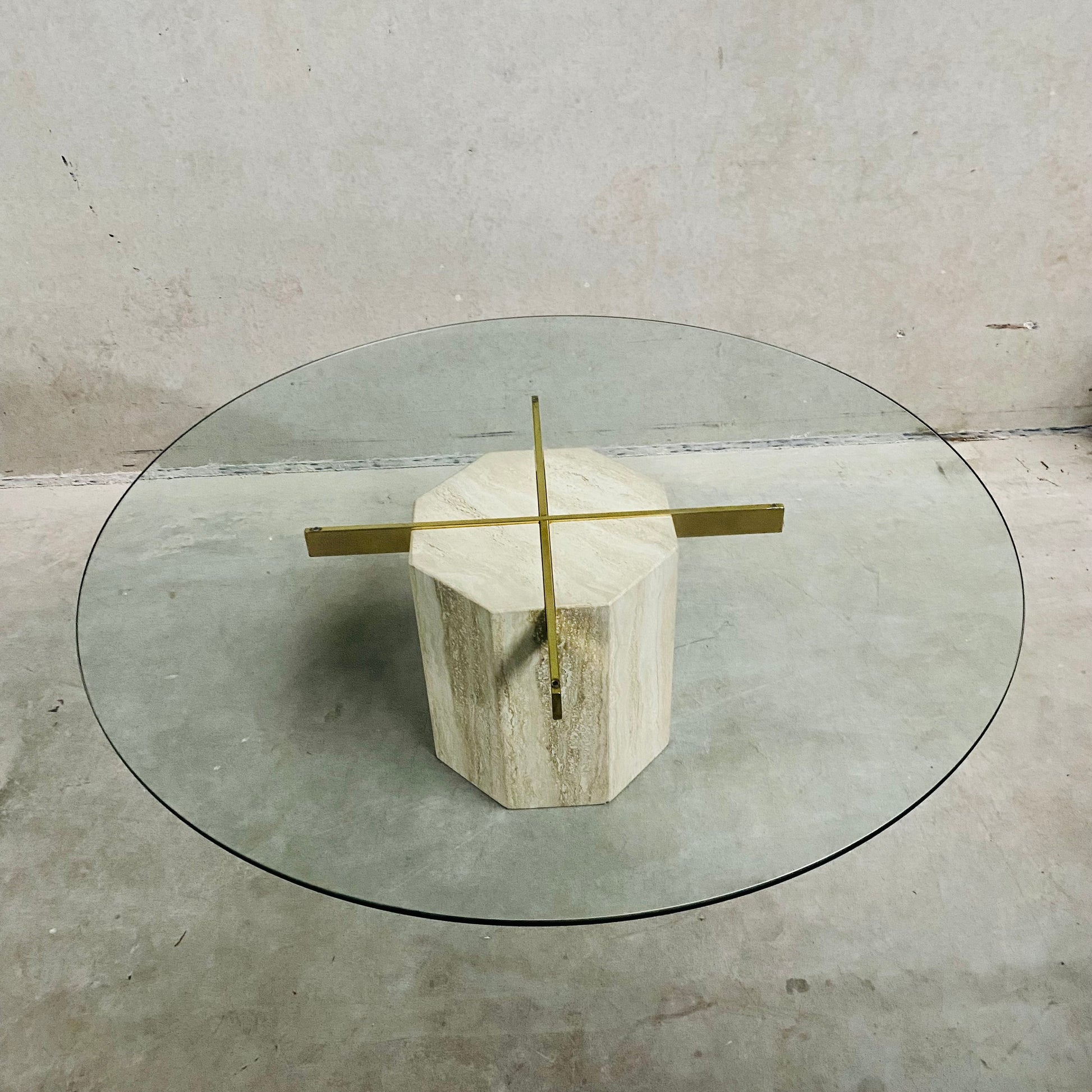ITALIAN DESIGN TRAVERTINE COFFEE TABLE WITH GLASS TOP & BRASS ARTEDI, ITALY 1970S