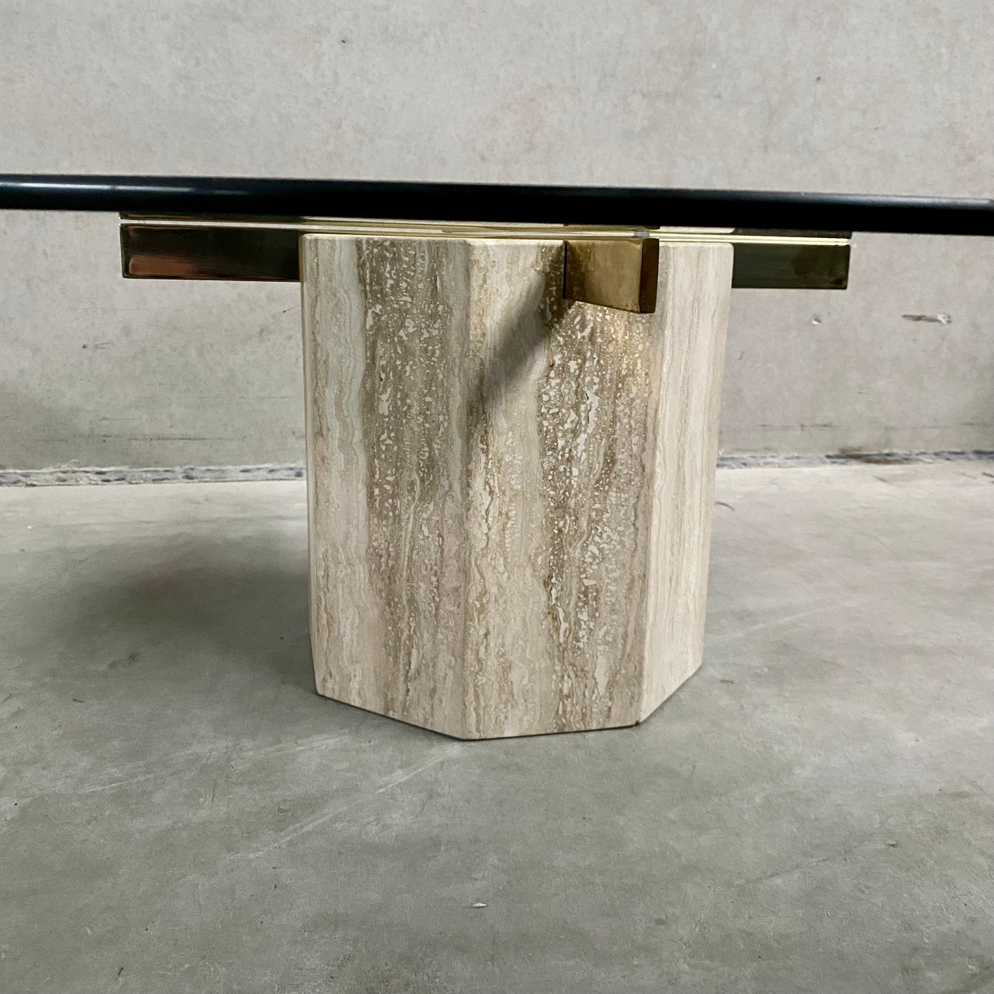 ITALIAN DESIGN TRAVERTINE COFFEE TABLE WITH GLASS TOP & BRASS ARTEDI, ITALY 1970S
