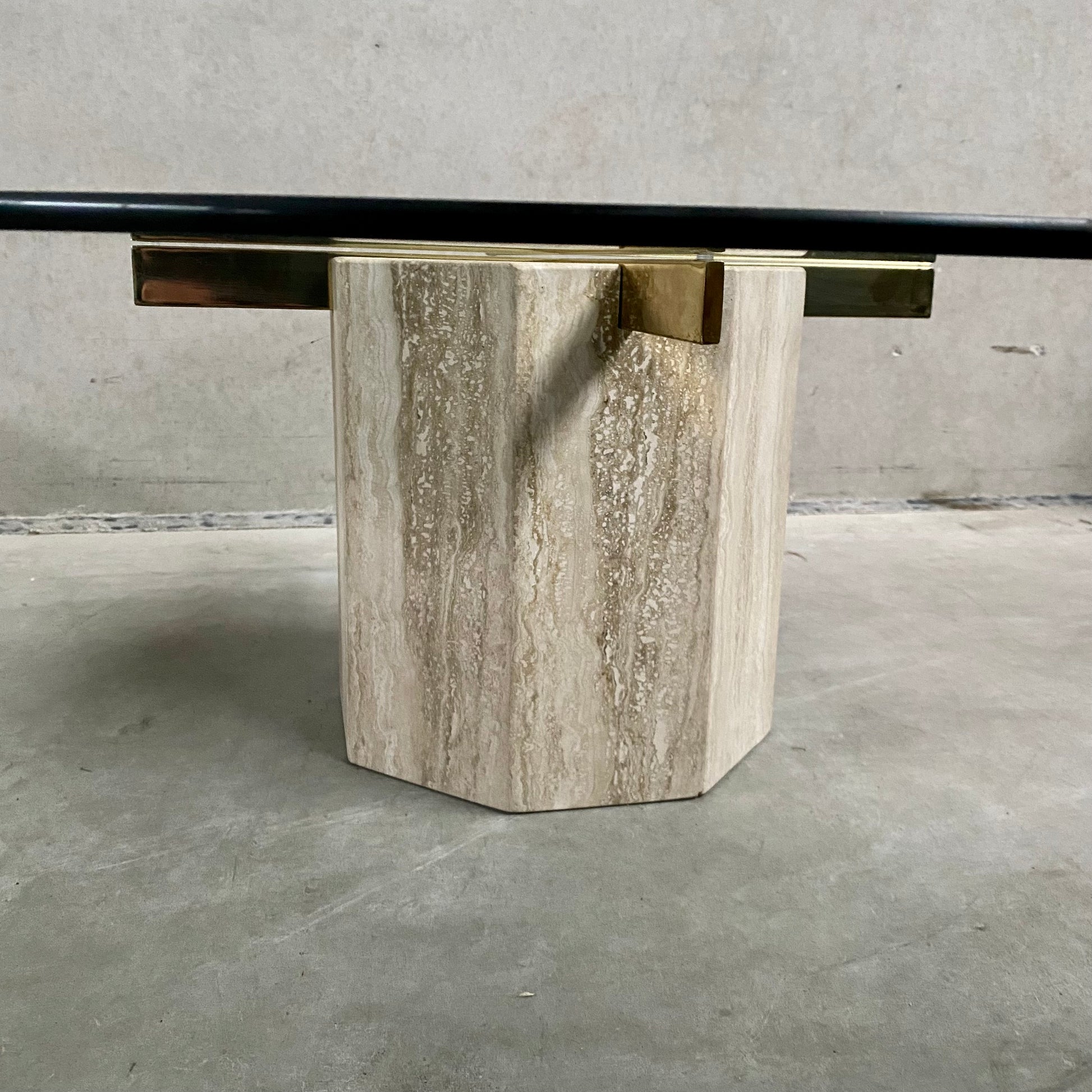 ITALIAN DESIGN TRAVERTINE COFFEE TABLE WITH GLASS TOP & BRASS ARTEDI, ITALY 1970S